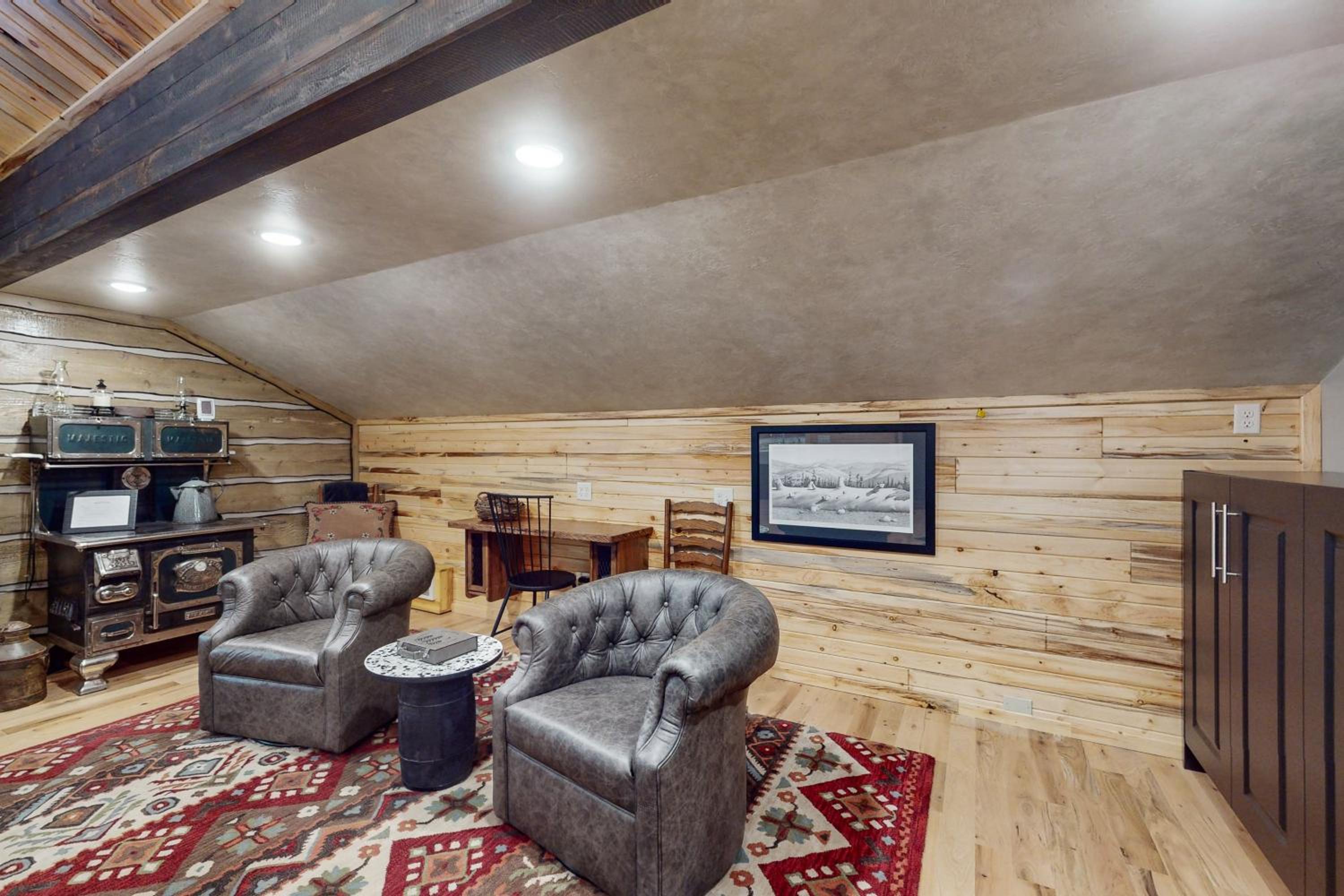 2BR Log Cabin, Close to Yellowstone with WiFi