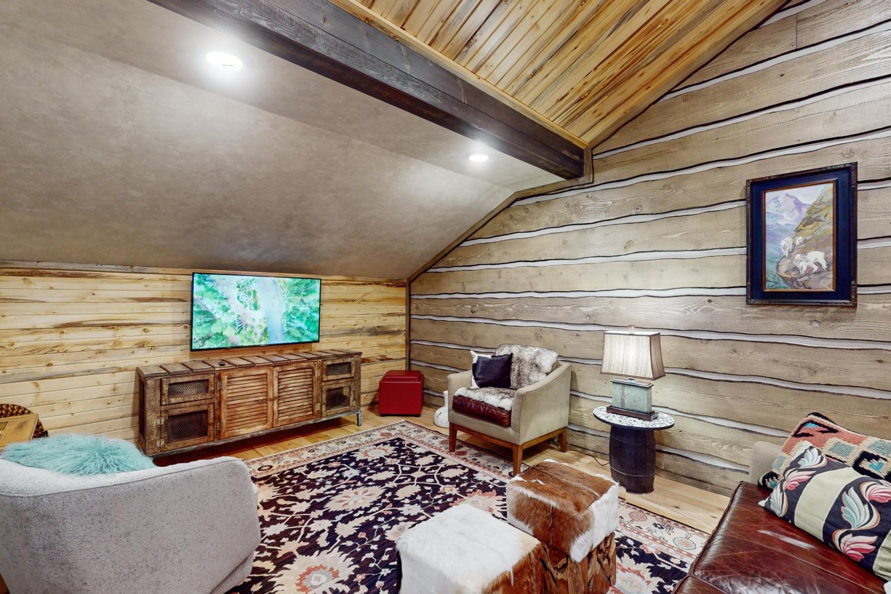 2BR Log Cabin, Close to Yellowstone with WiFi