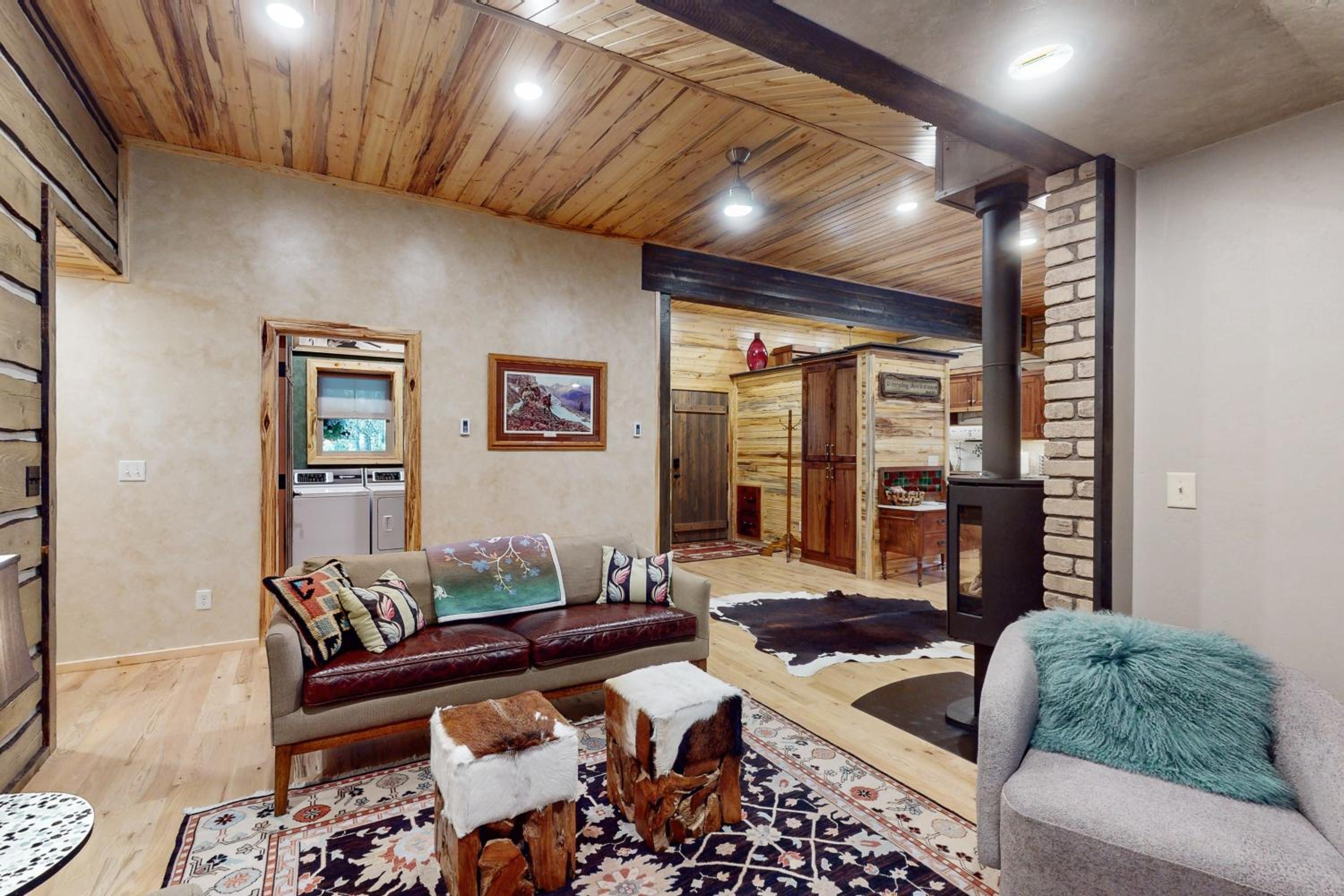2BR Log Cabin, Close to Yellowstone with WiFi
