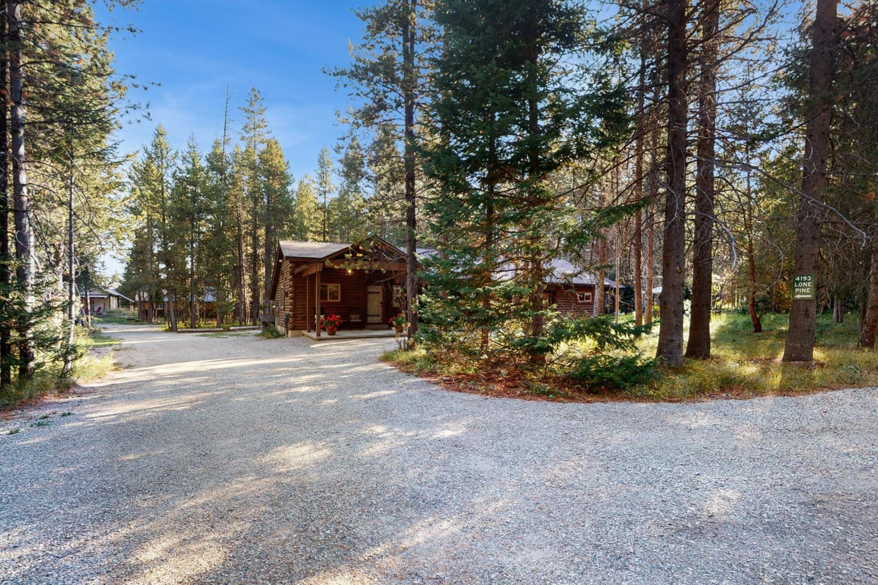 2BR Log Cabin, Close to Yellowstone with WiFi