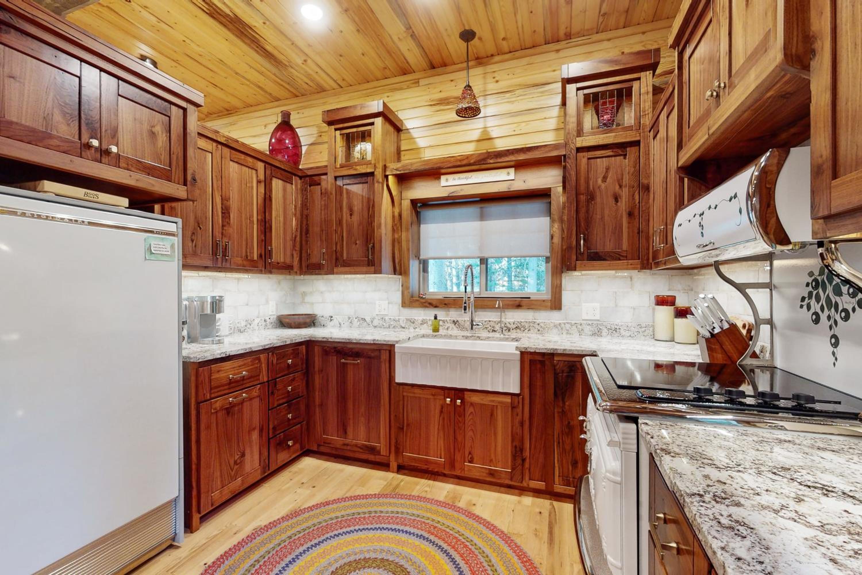 2BR Log Cabin, Close to Yellowstone with WiFi