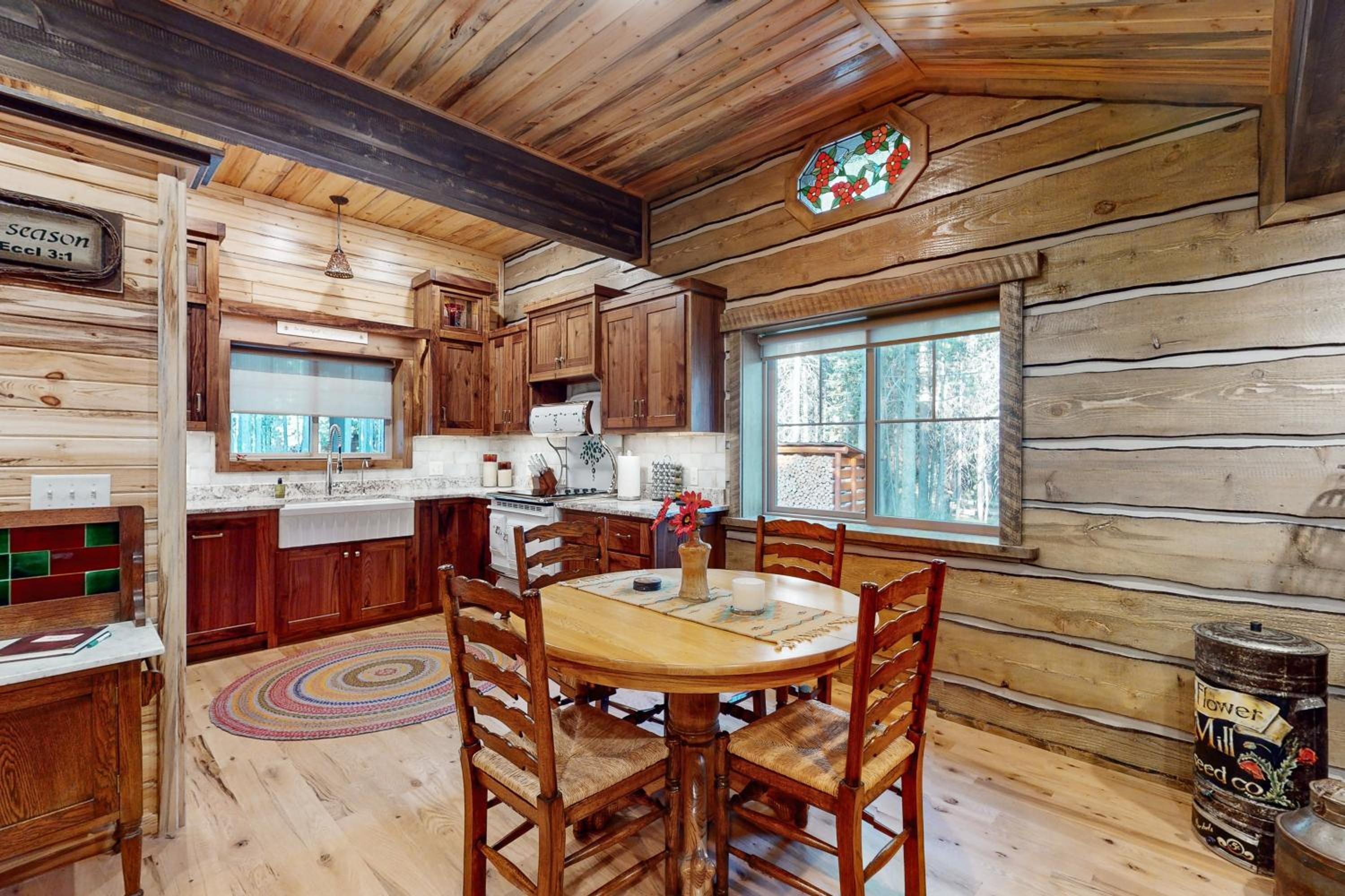 2BR Log Cabin, Close to Yellowstone with WiFi
