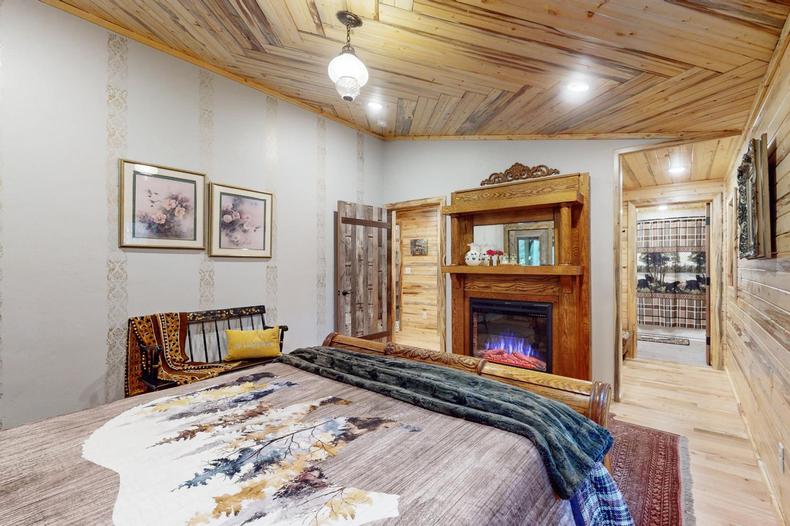 2BR Log Cabin, Close to Yellowstone with WiFi