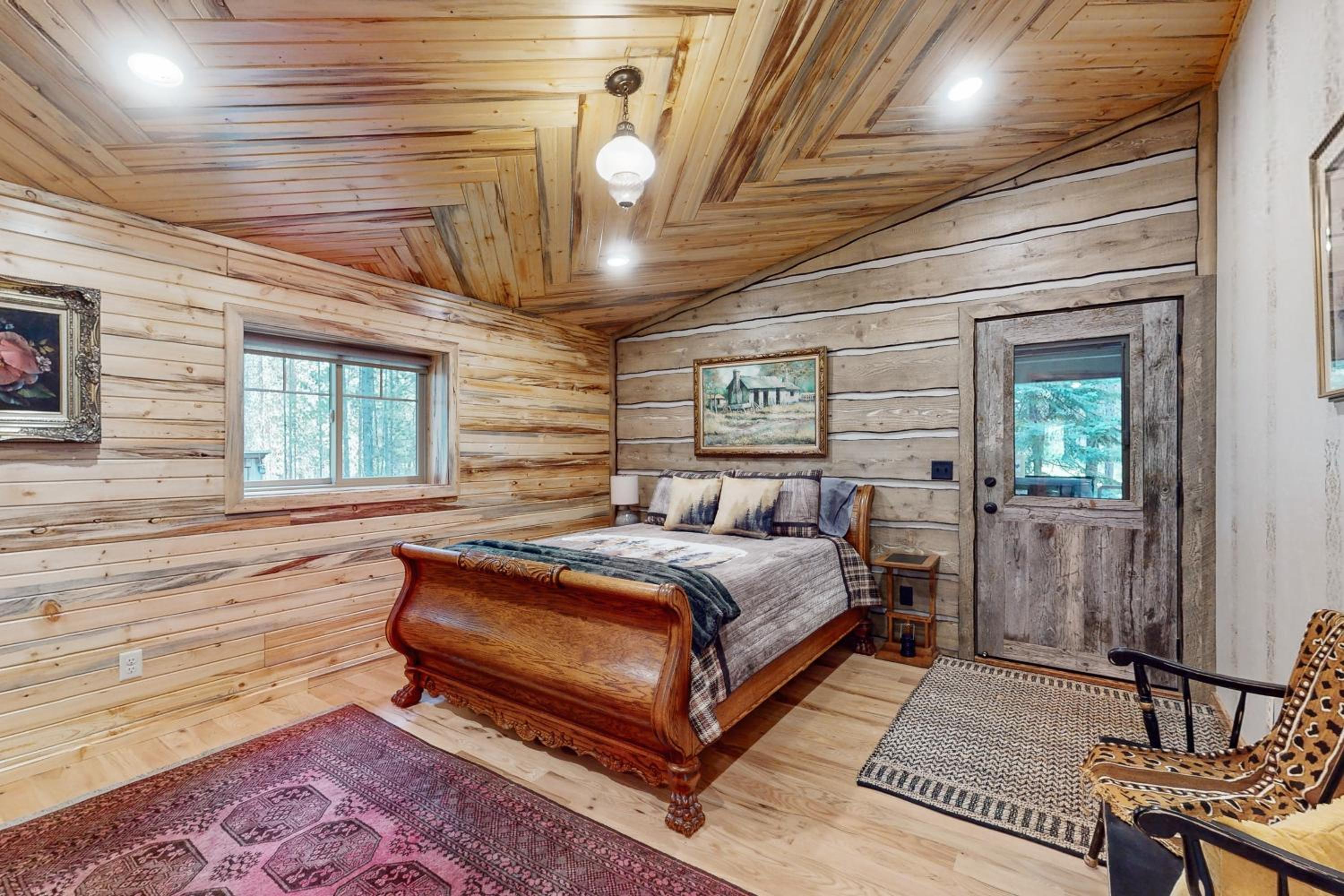 2BR Log Cabin, Close to Yellowstone with WiFi