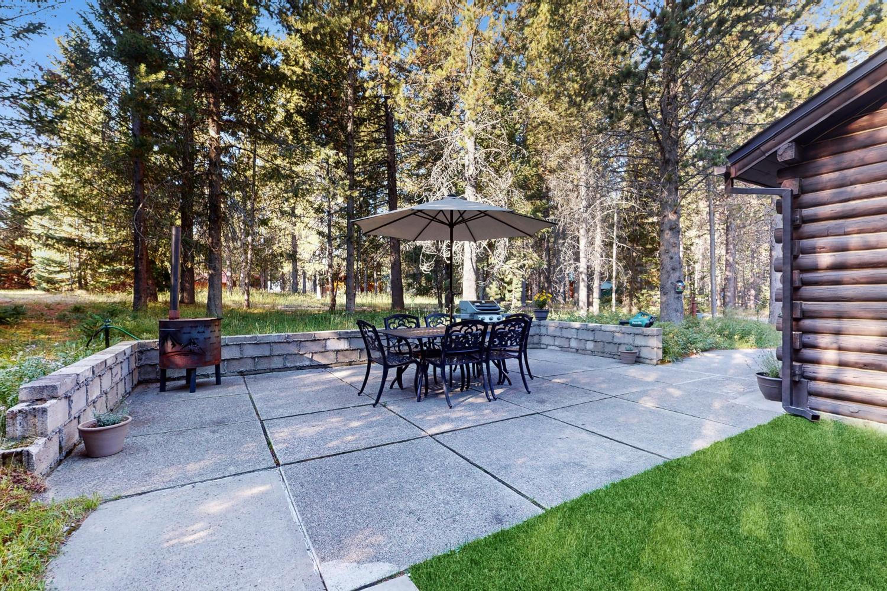 2BR Log Cabin, Close to Yellowstone with WiFi