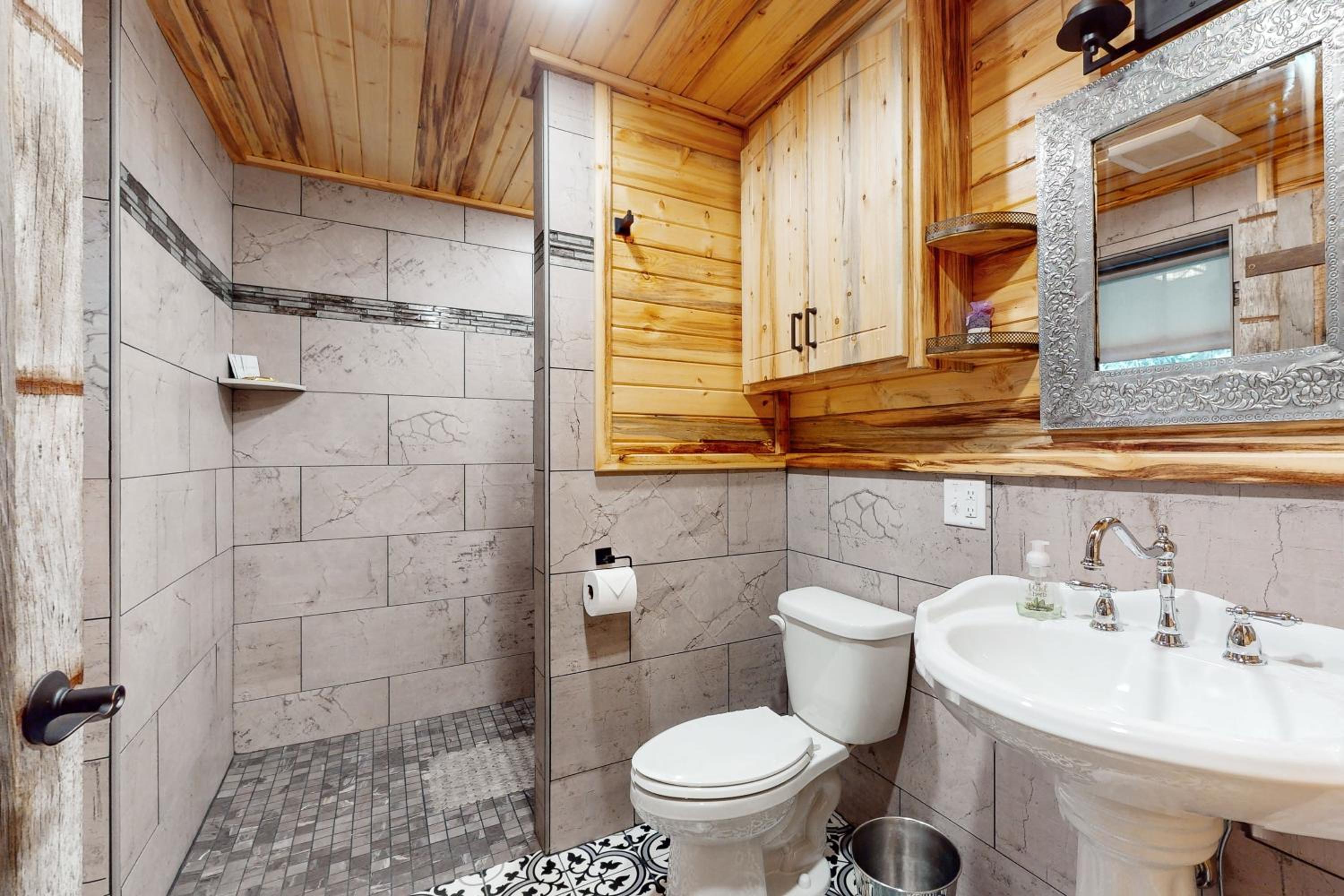 2BR Log Cabin, Close to Yellowstone with WiFi