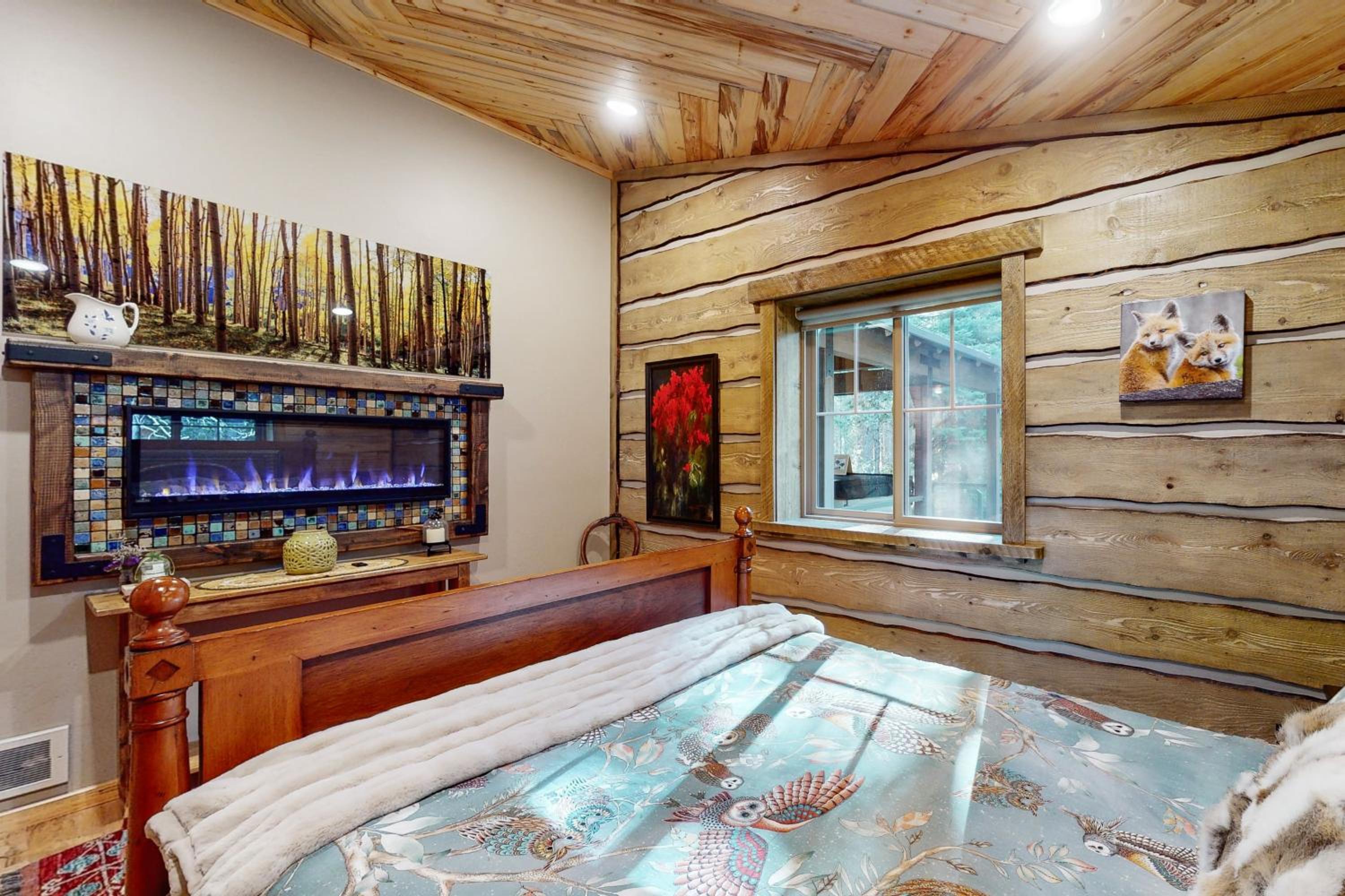 2BR Log Cabin, Close to Yellowstone with WiFi