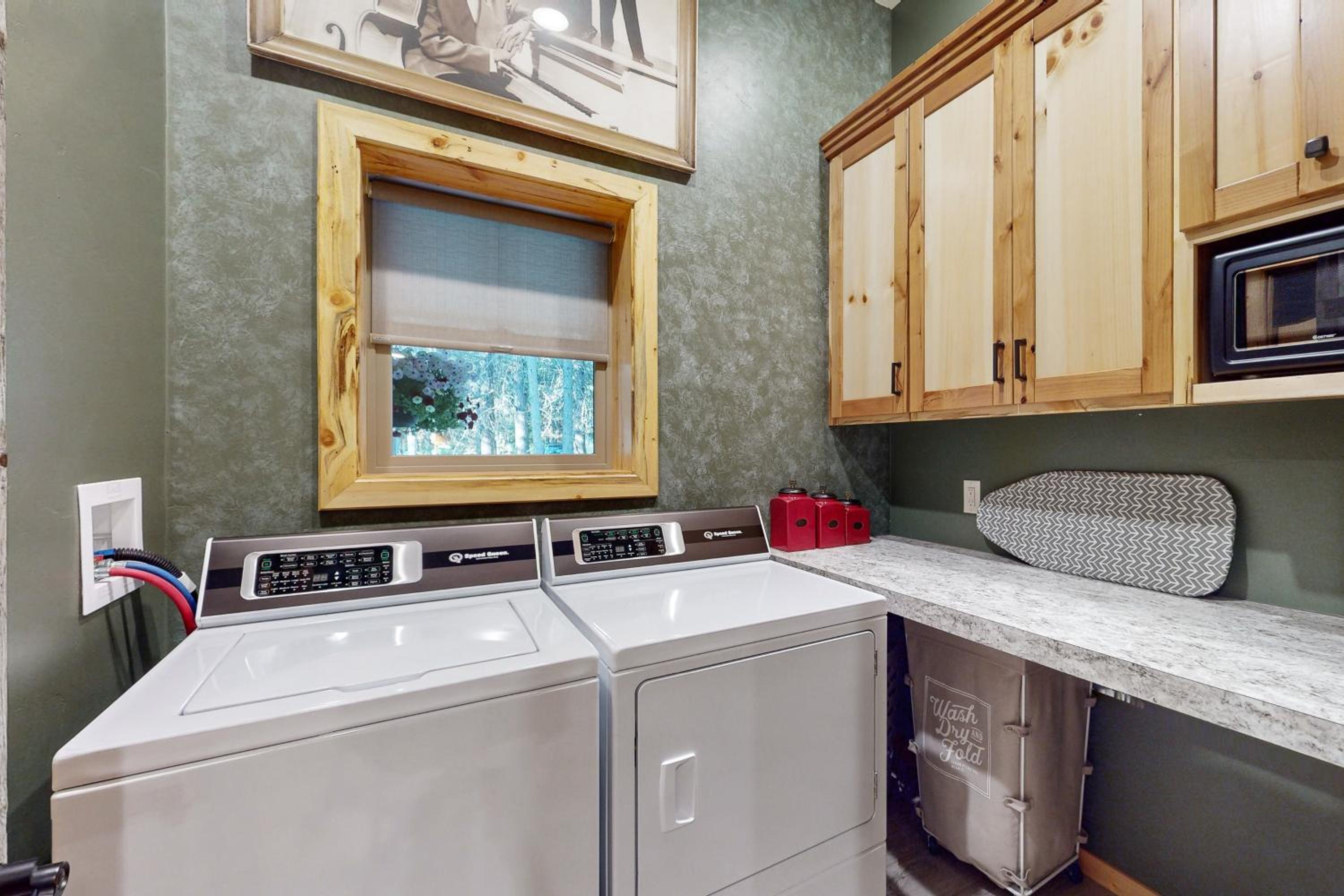 2BR Log Cabin, Close to Yellowstone with WiFi