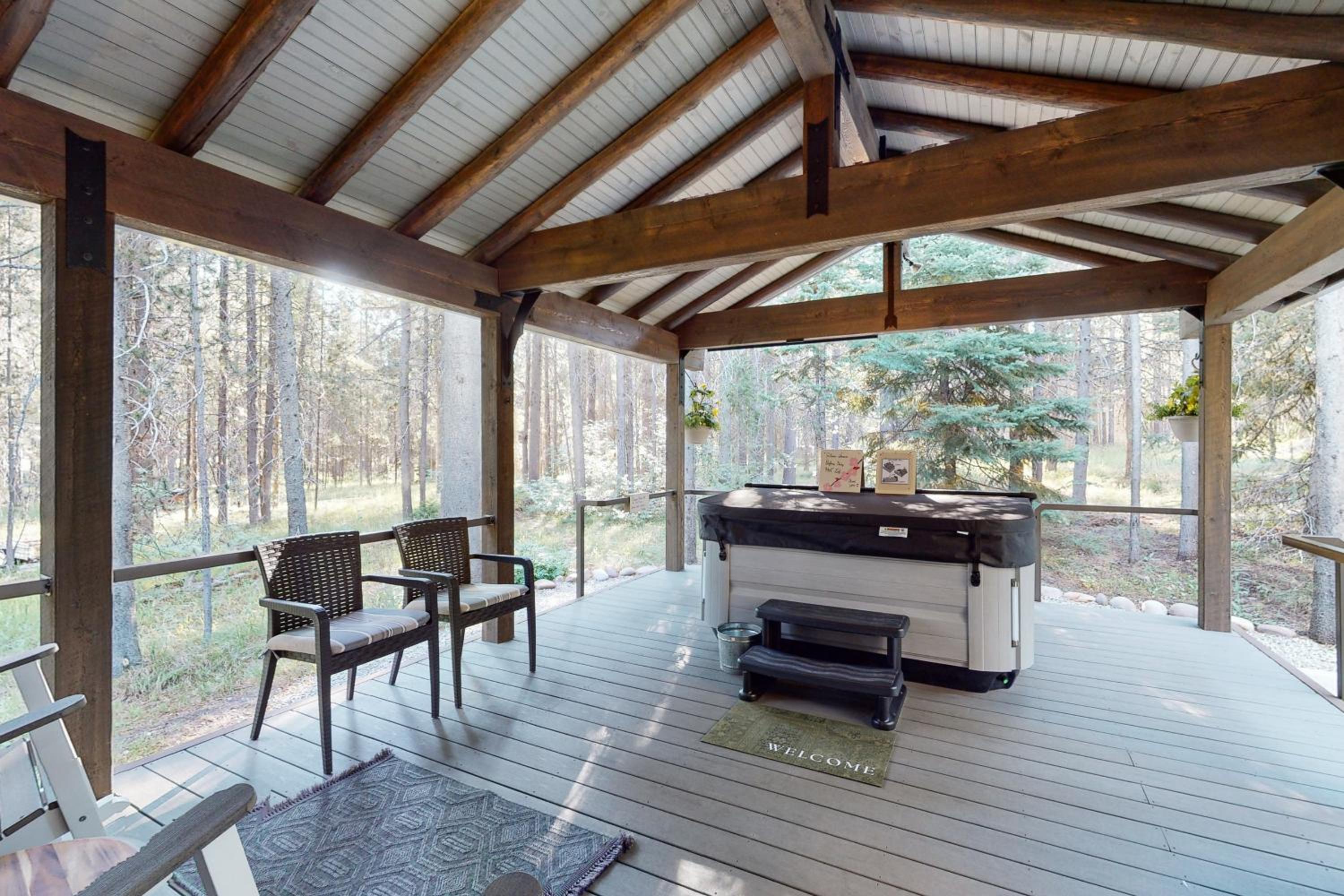 2BR Log Cabin, Close to Yellowstone with WiFi