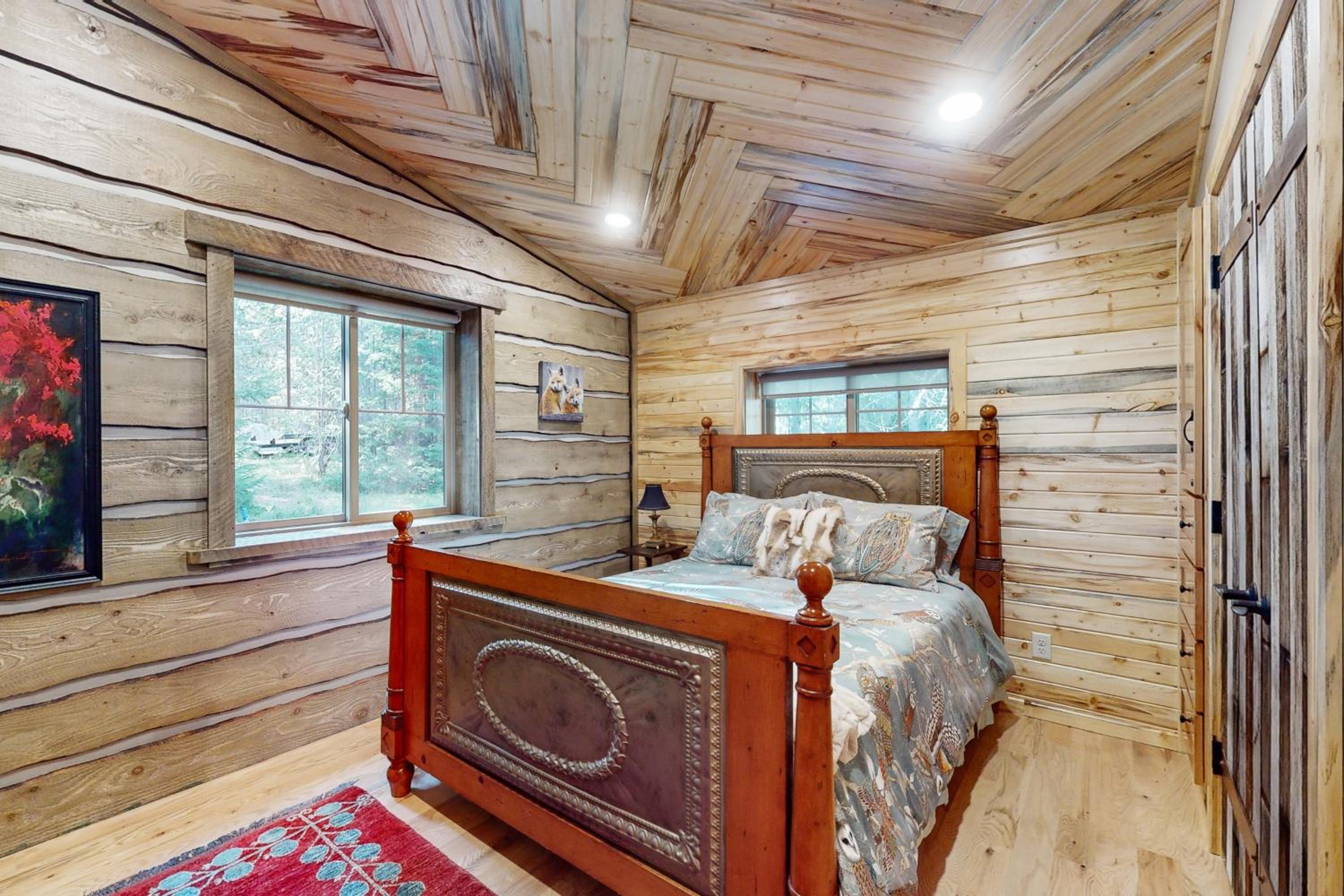 2BR Log Cabin, Close to Yellowstone with WiFi