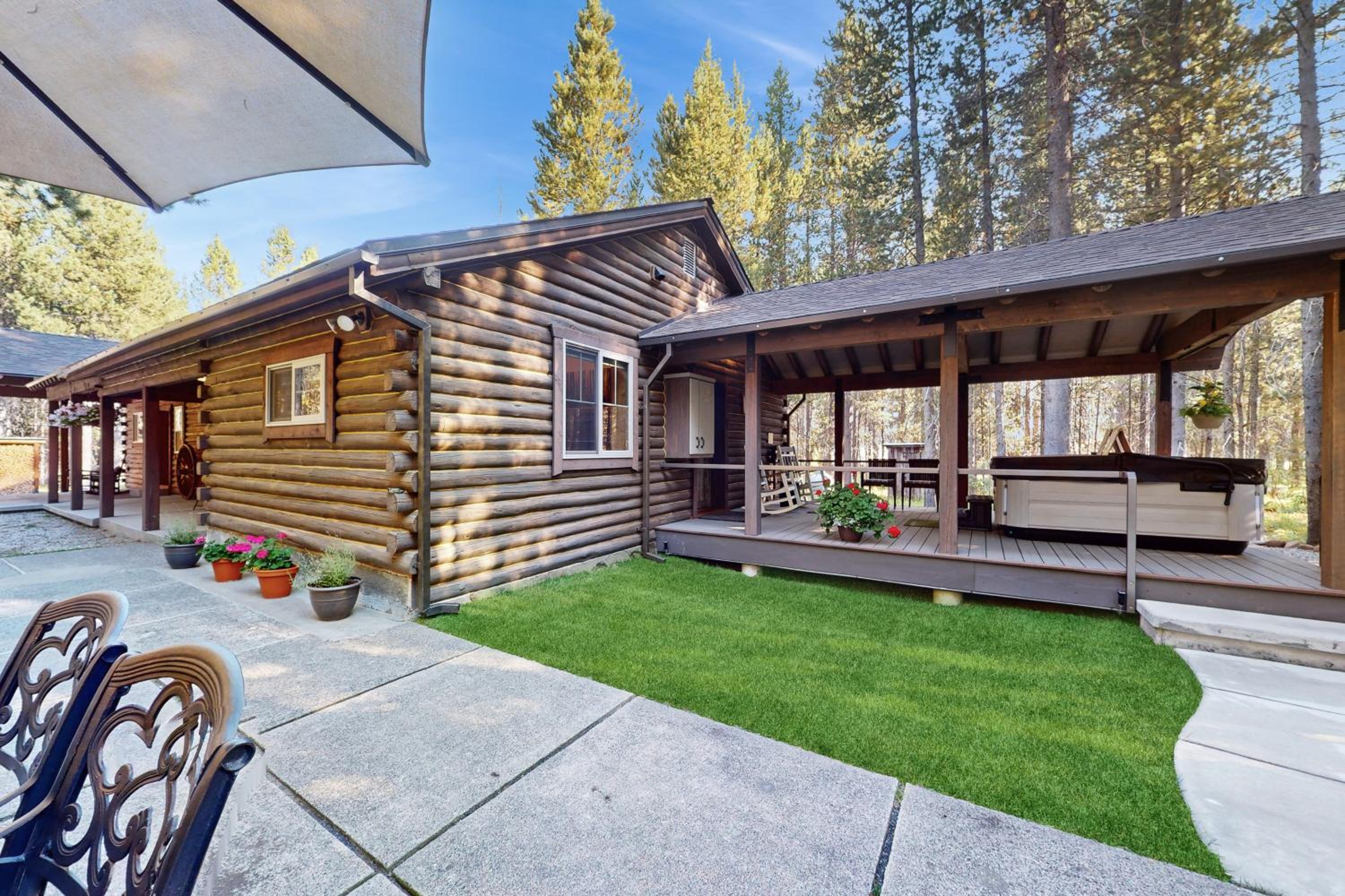 2BR Log Cabin, Close to Yellowstone with WiFi