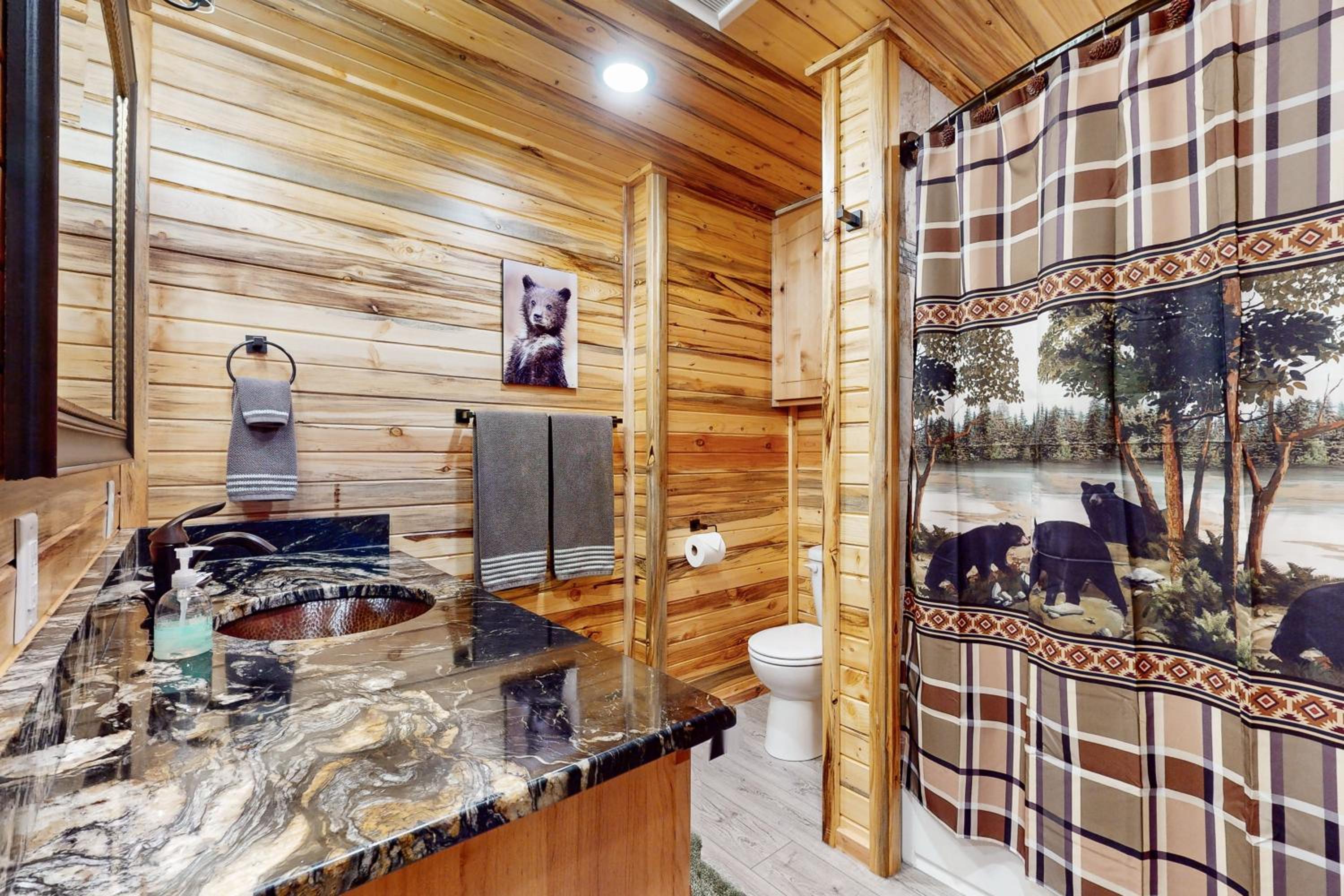 2BR Log Cabin, Close to Yellowstone with WiFi