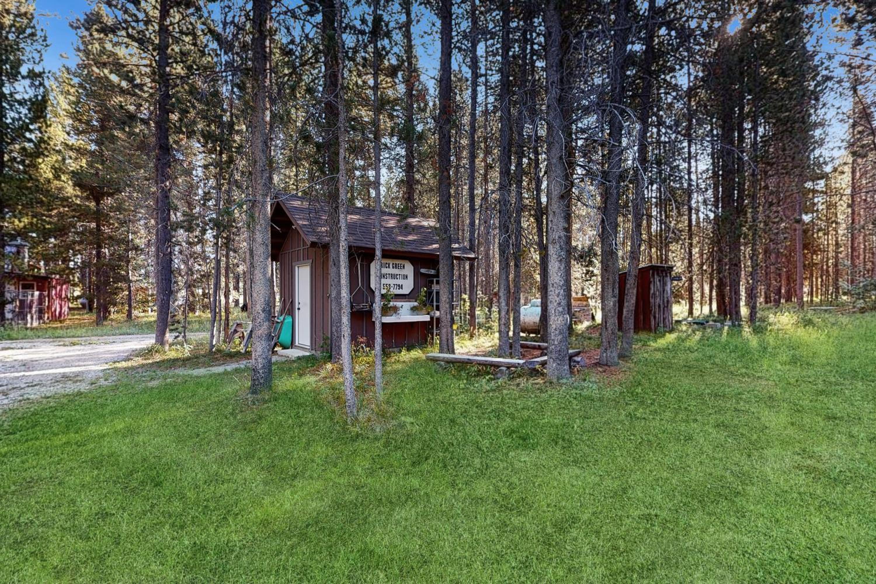 2BR Log Cabin, Close to Yellowstone with WiFi