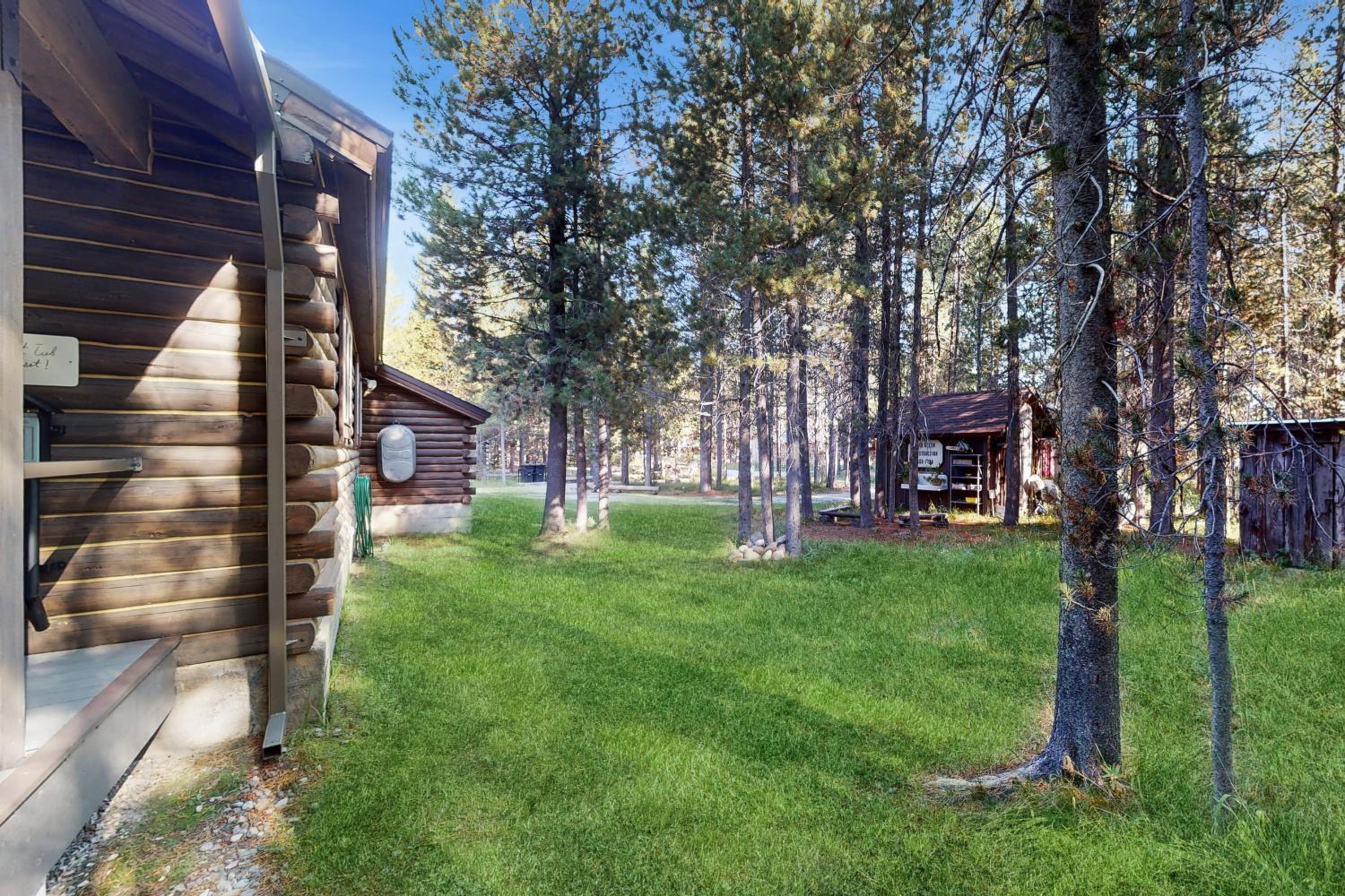 2BR Log Cabin, Close to Yellowstone with WiFi