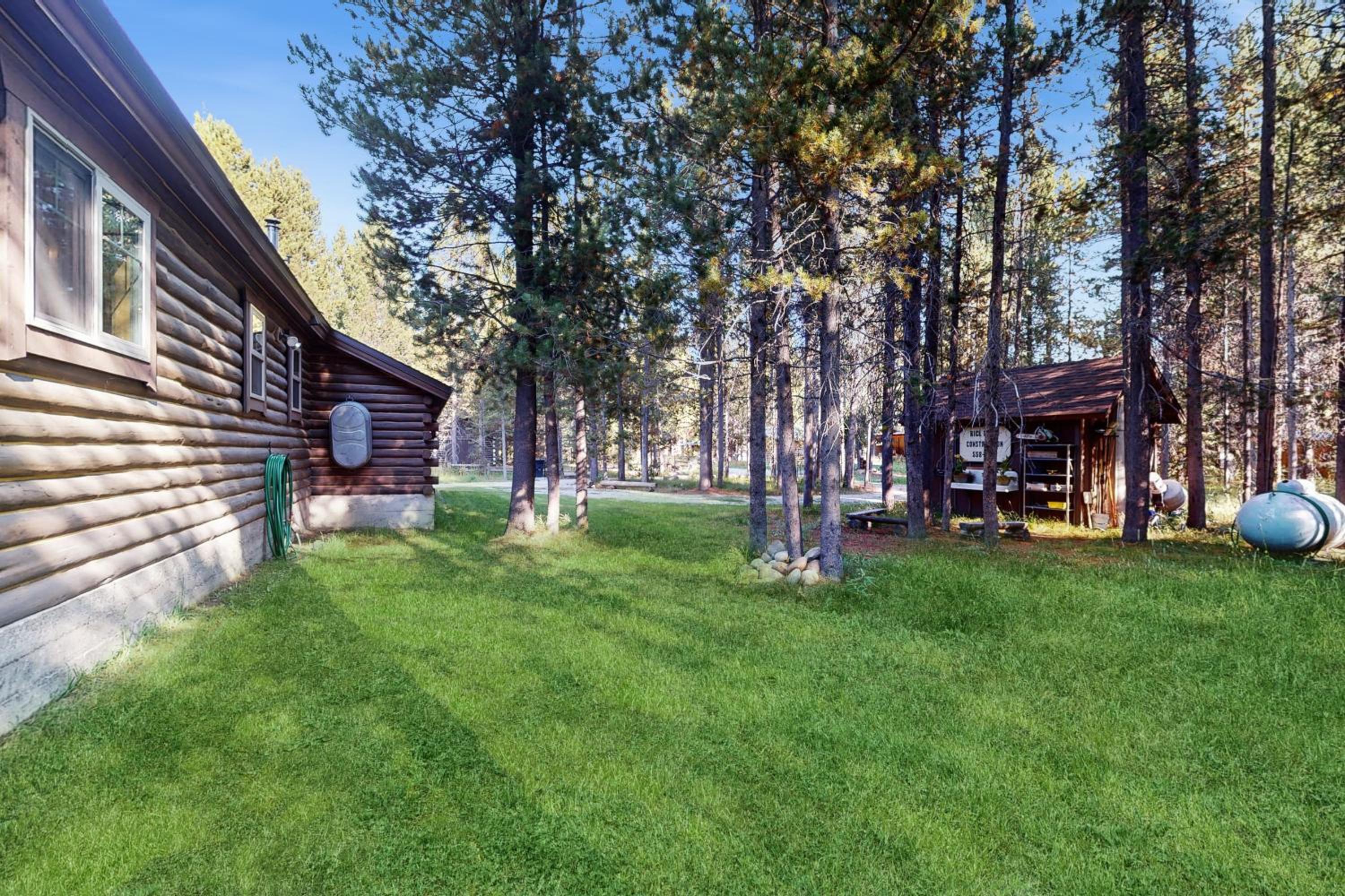 2BR Log Cabin, Close to Yellowstone with WiFi