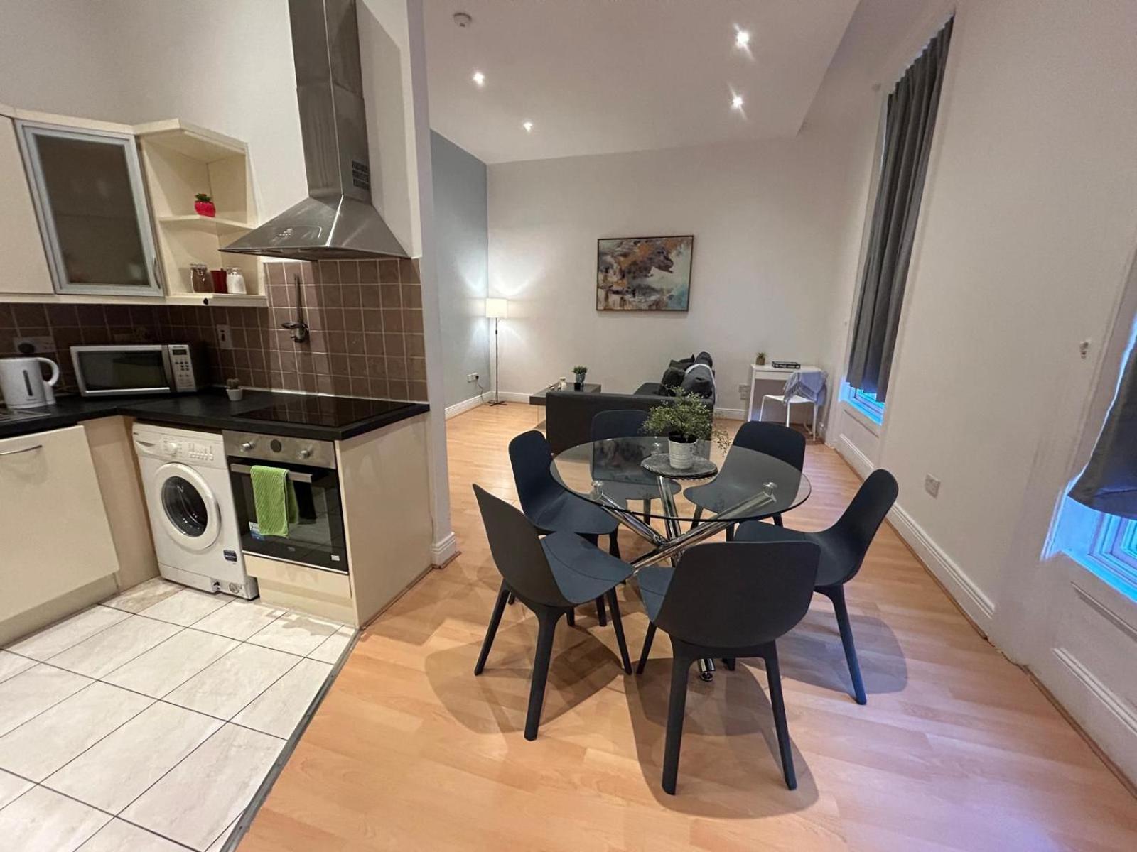 Deluxe Apartment in Talbot Street Sleeps 6