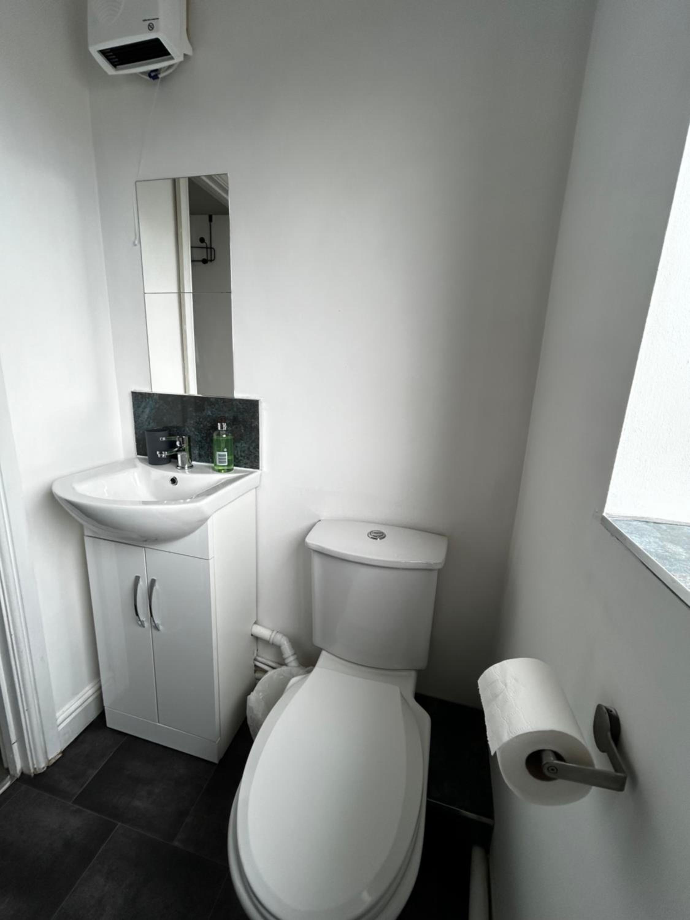 Spacious 1 Bedroom Apartment with free parking, photo 17