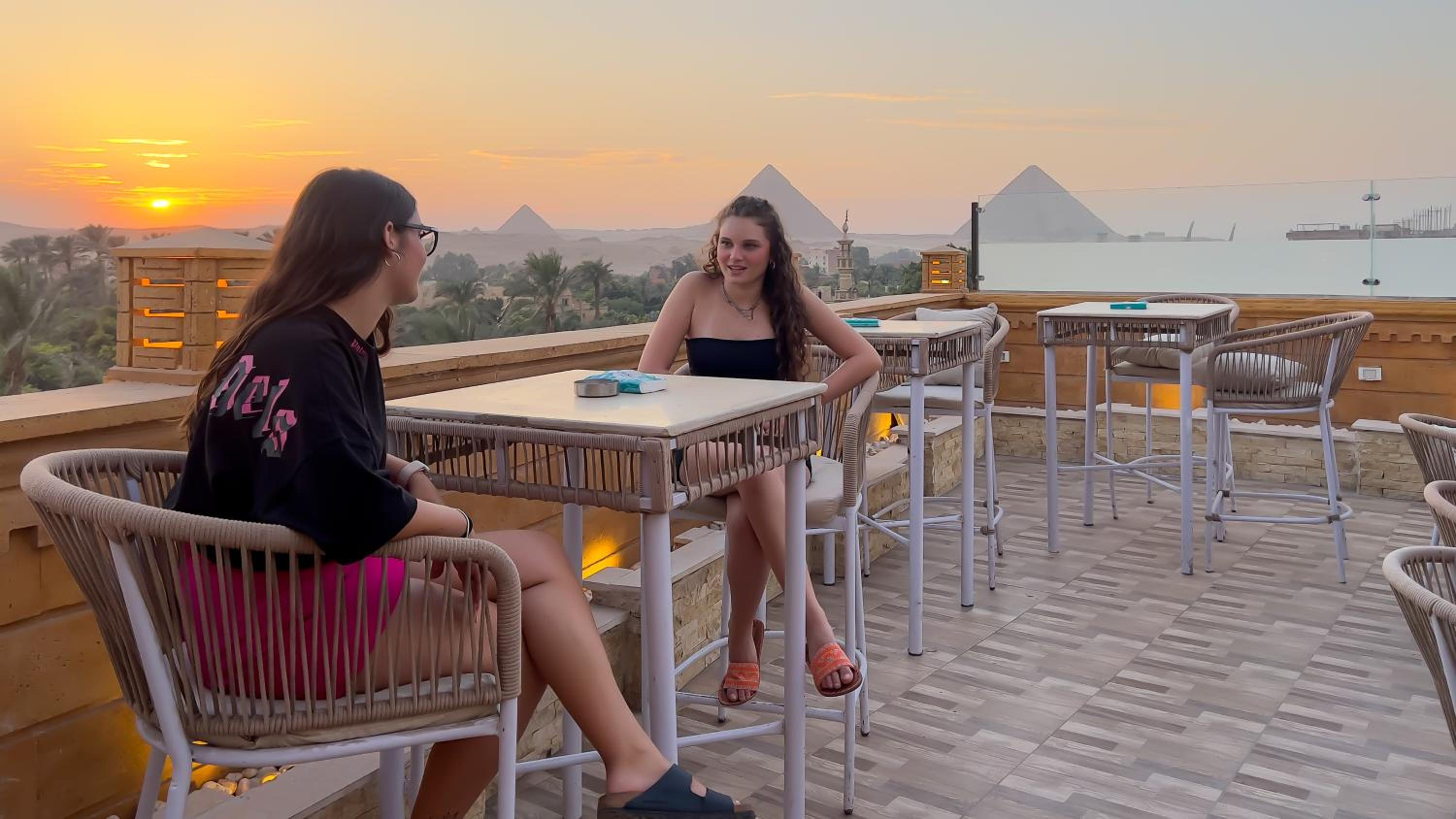Taj Pyramids inn - Pyramids View Rooftop