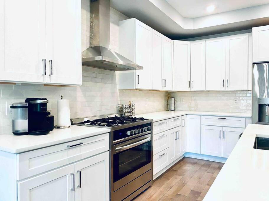 Upscale 3BDR Penthouse with Rooftop TV and Stunning Capitol and Monument Views Near Popular H Street Corridor Parking Included Free Cancellation photo 5