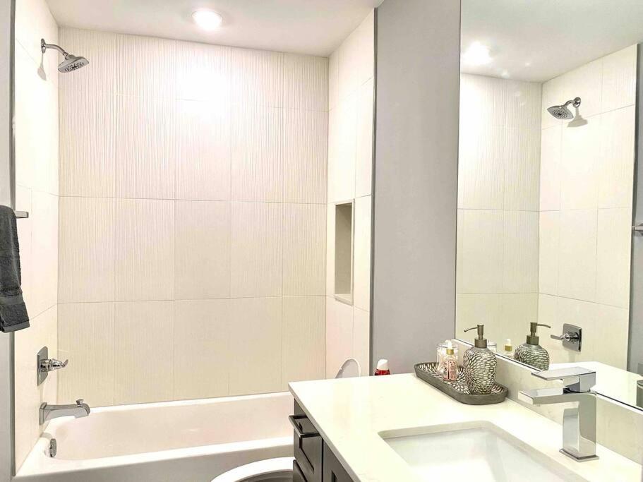 Upscale 3BDR Penthouse with Rooftop TV and Stunning Capitol and Monument Views Near Popular H Street Corridor Parking Included Free Cancellation photo 4