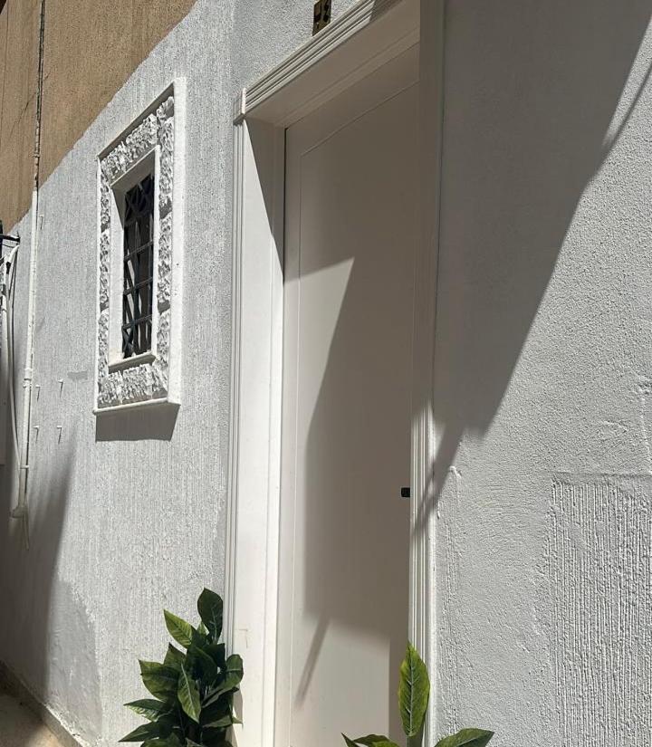 Elegant and quiet studio for smart entry