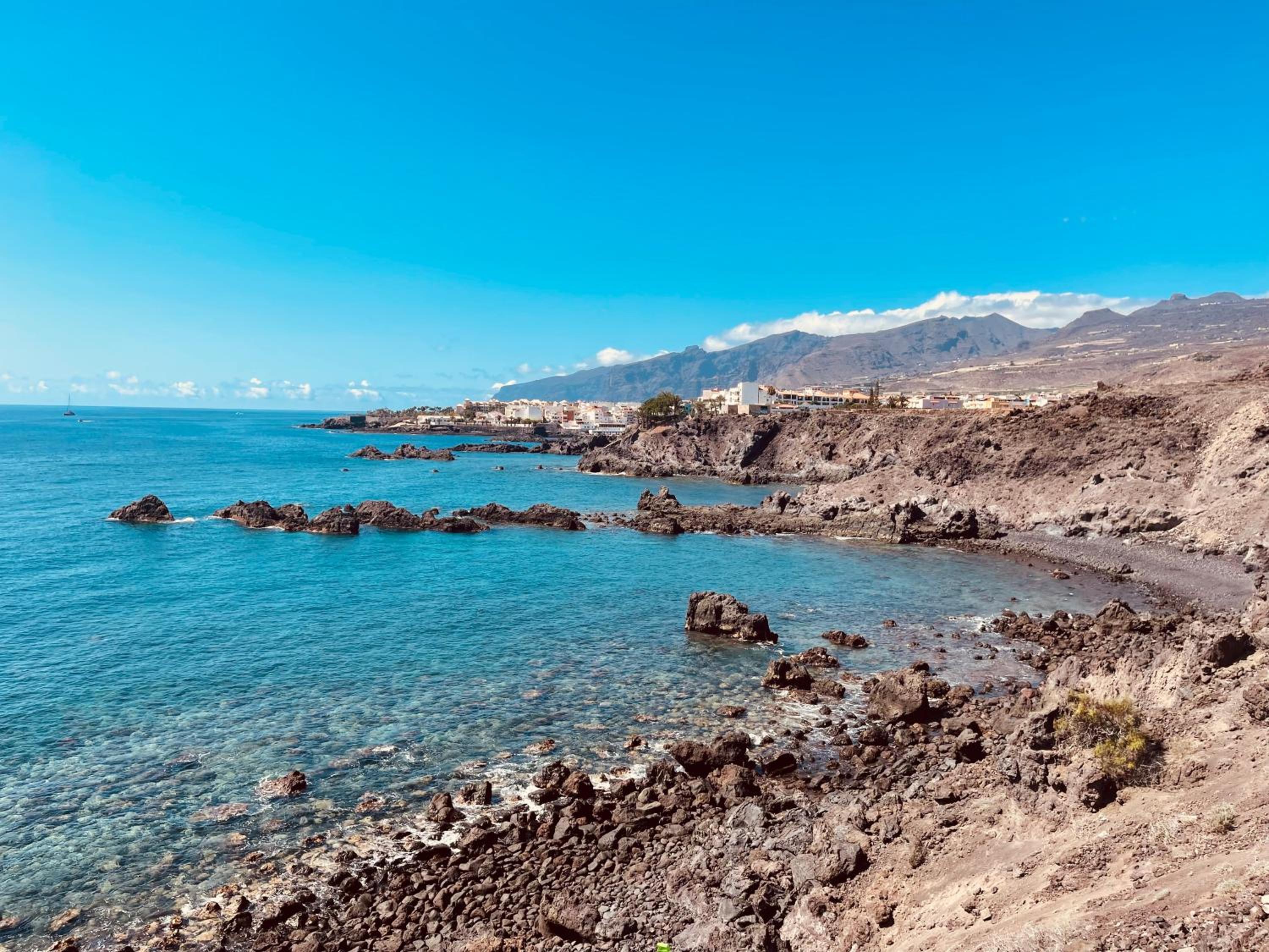 Puesta del sol en playa arena
