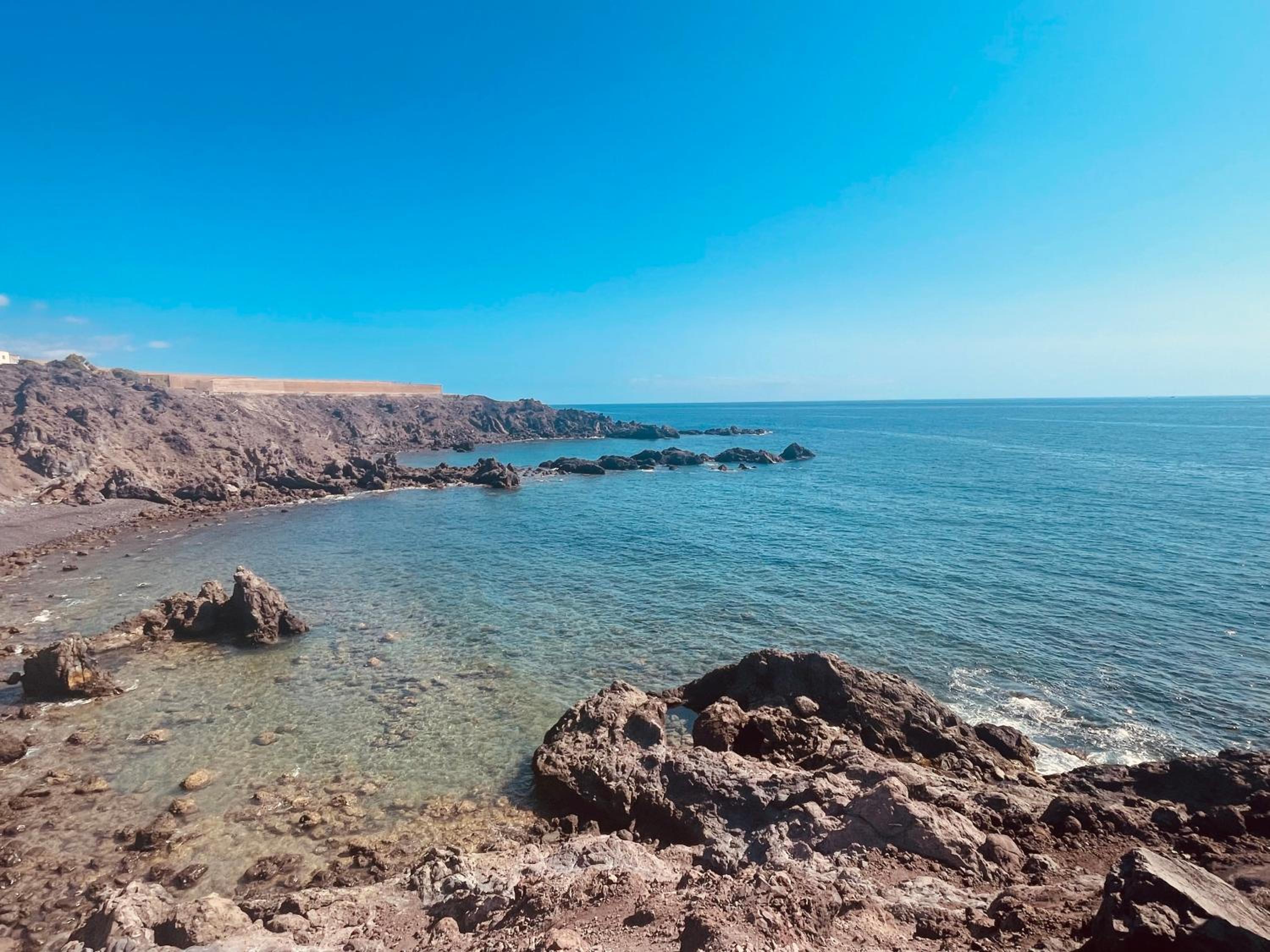 Puesta del sol en playa arena