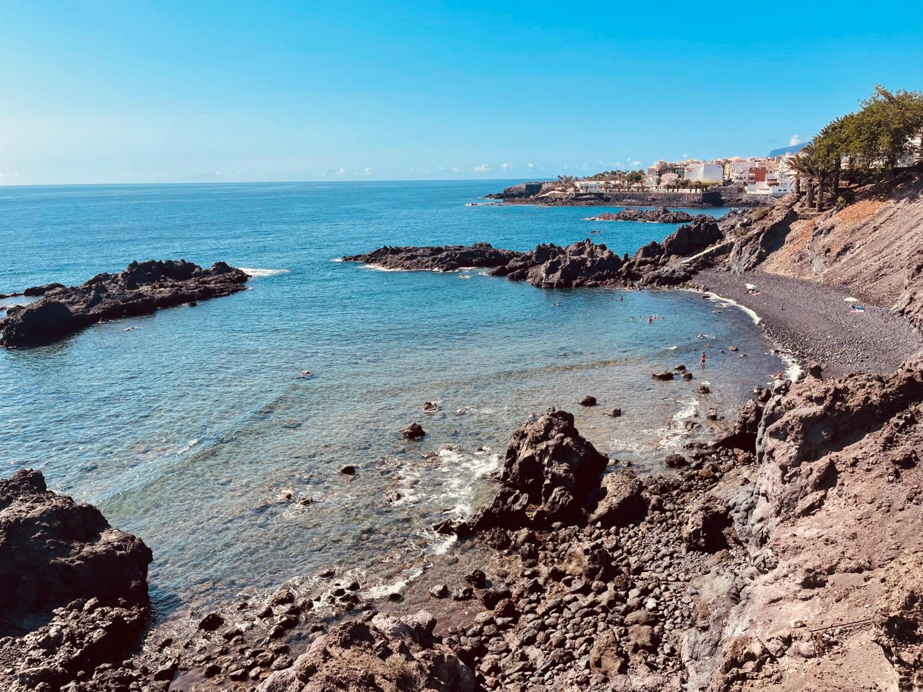 Puesta del sol en playa arena