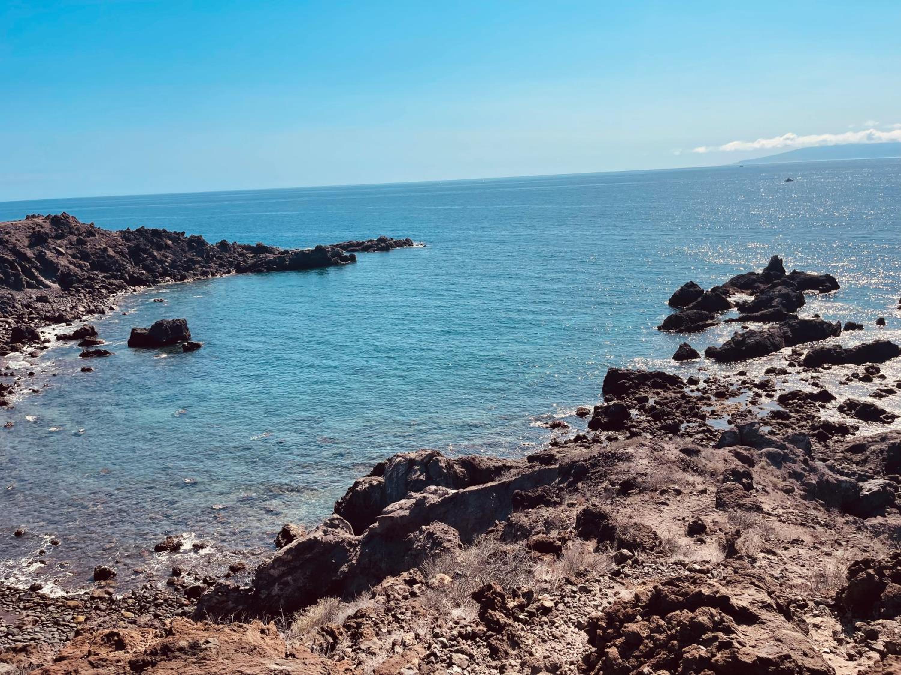 Puesta del sol en playa arena