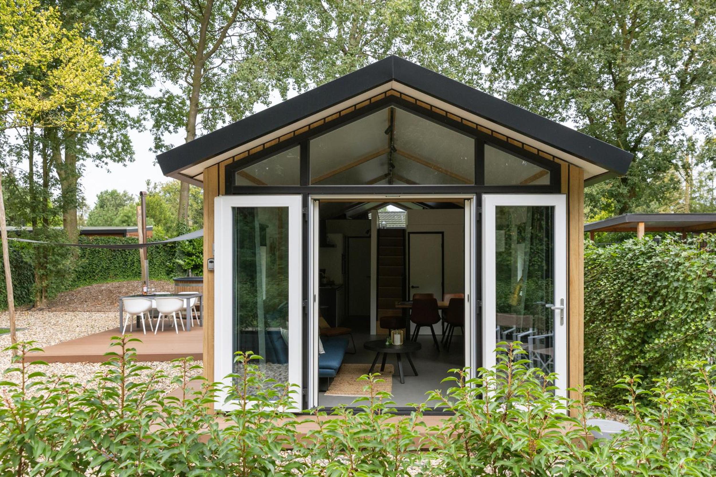 Schitterend 4 persoons Tinyhouse met HOTTUB aan de bossen in Putten 4-16 view 2