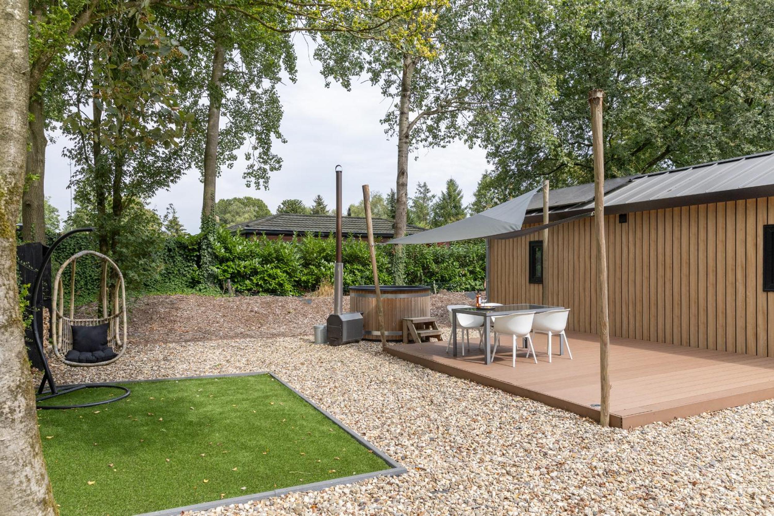 Schitterend 4 persoons Tinyhouse met HOTTUB aan de bossen in Putten 4-16 view 3