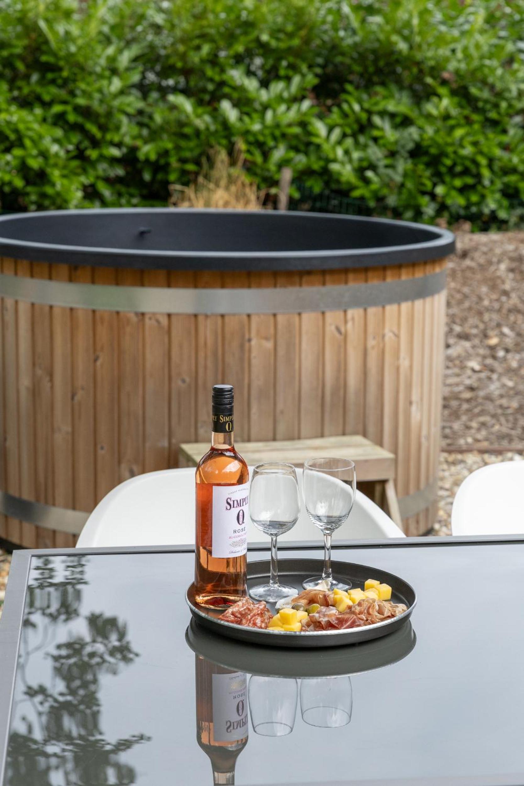 Schitterend 4 persoons Tinyhouse met HOTTUB aan de bossen in Putten 4-16 view 4