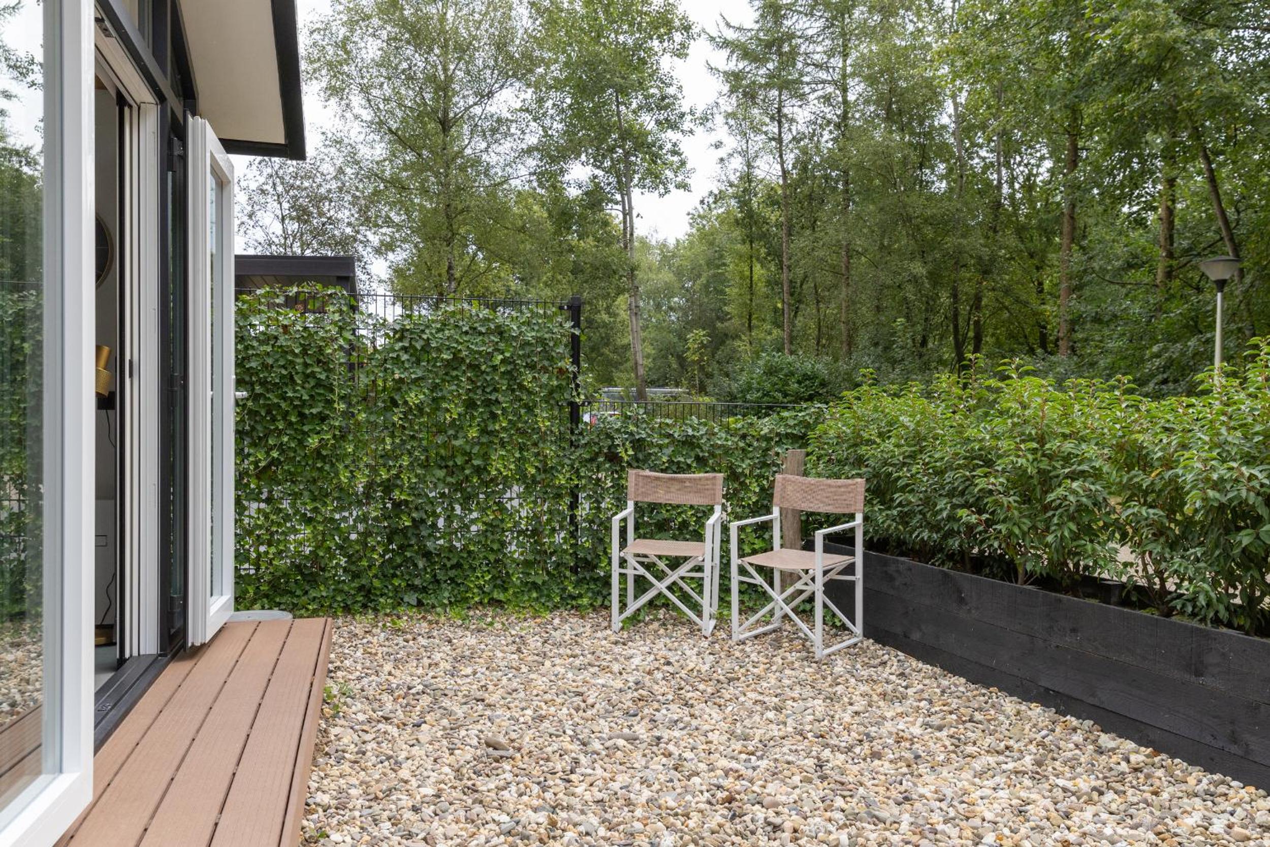 Schitterend 4 persoons Tinyhouse met HOTTUB aan de bossen in Putten 4-16 view 5