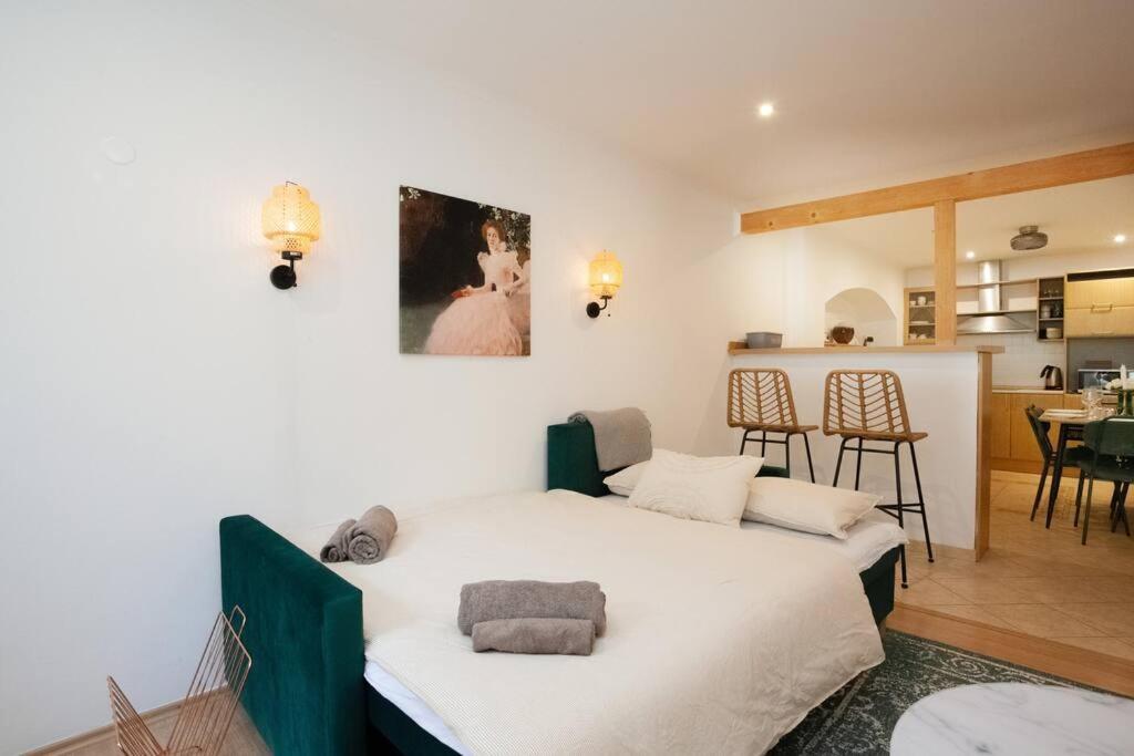Emerald Apartment