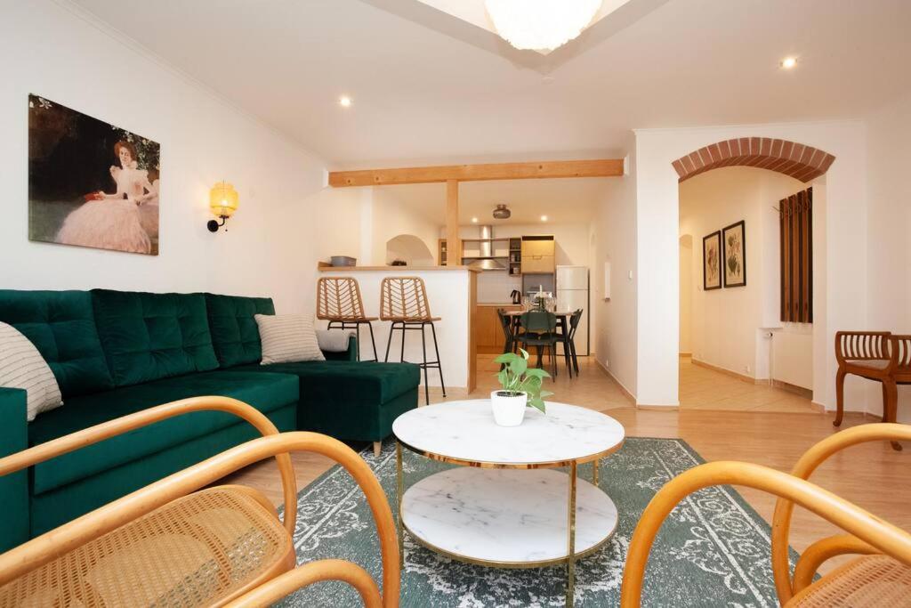 Emerald Apartment