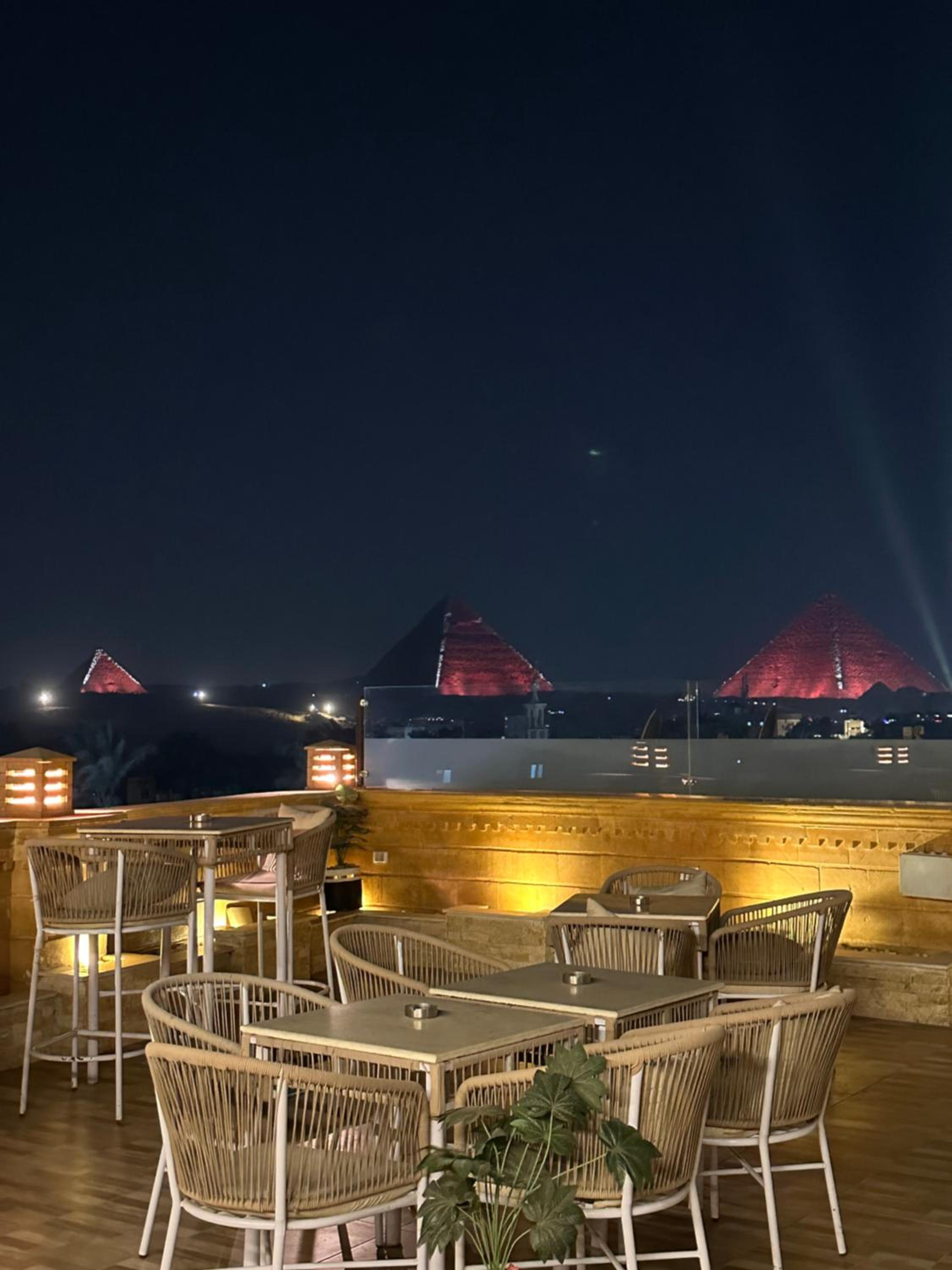 Taj Pyramids inn - Pyramids View Rooftop