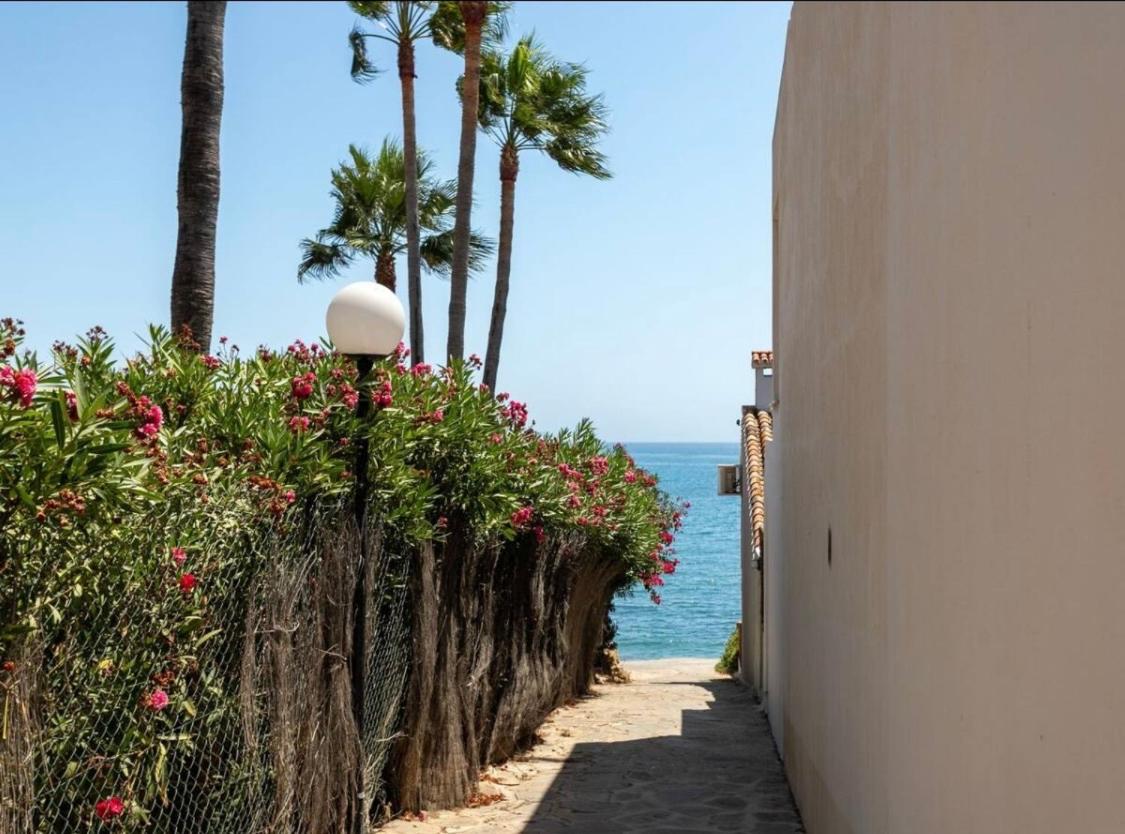 No10 - Beachfront Estepona close to port, 2 bedroom, 2 bathroom, sleeps 5 view 4