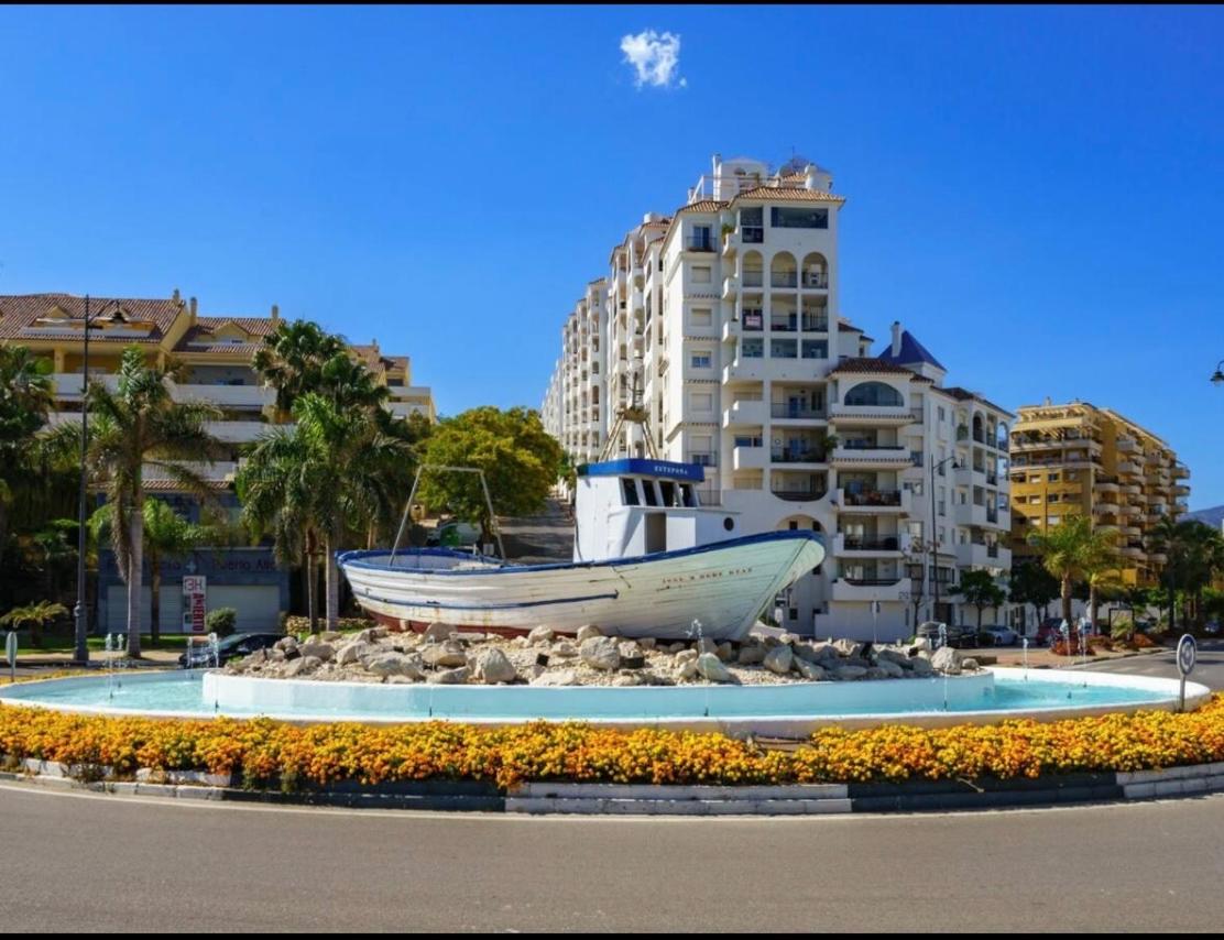 No10 - Beachfront Estepona close to port, 2 bedroom, 2 bathroom, sleeps 5 view 3