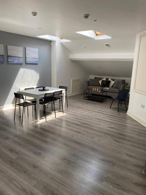 Deluxe Duplex Apartment Talbot St Sleeps 8