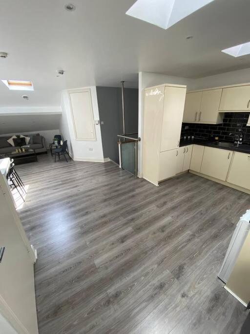 Deluxe Duplex Apartment Talbot St Sleeps 8