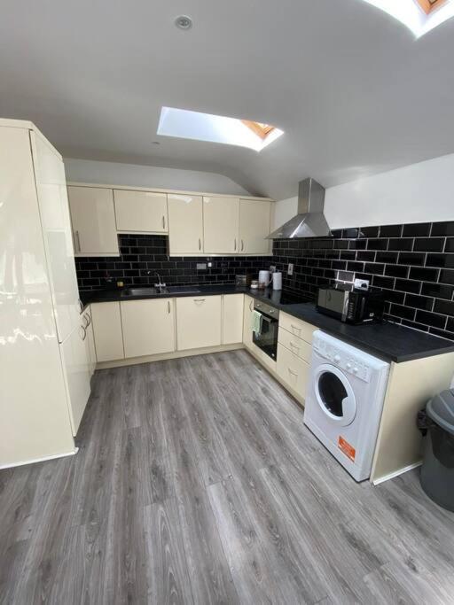 Deluxe Duplex Apartment Talbot St Sleeps 8