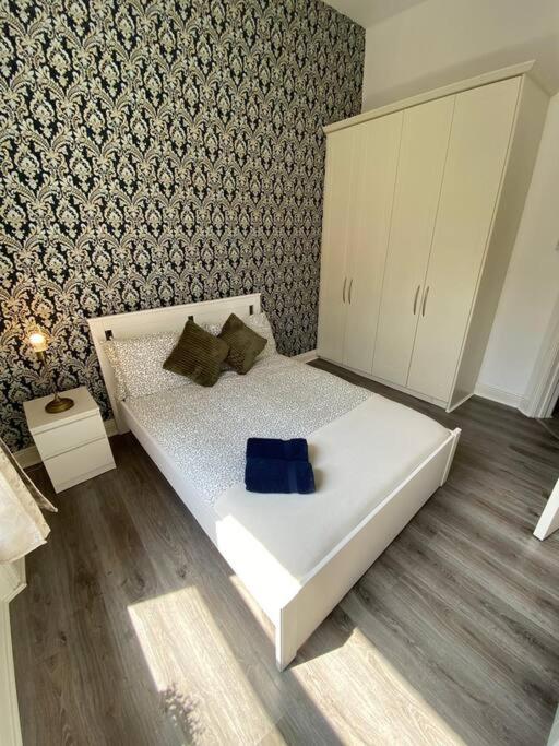 Deluxe Duplex Apartment Talbot St Sleeps 8
