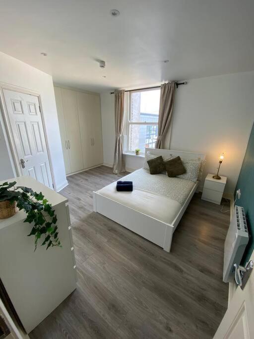 Deluxe Duplex Apartment Talbot St Sleeps 8