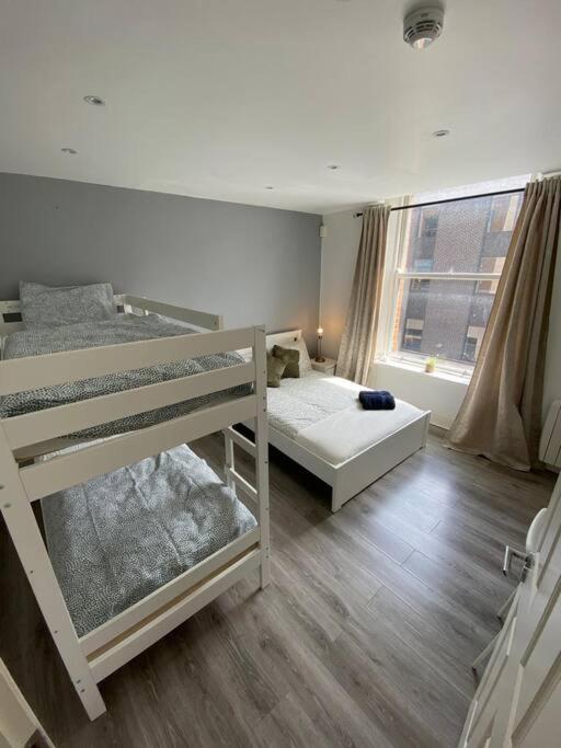 Deluxe Duplex Apartment Talbot St Sleeps 8
