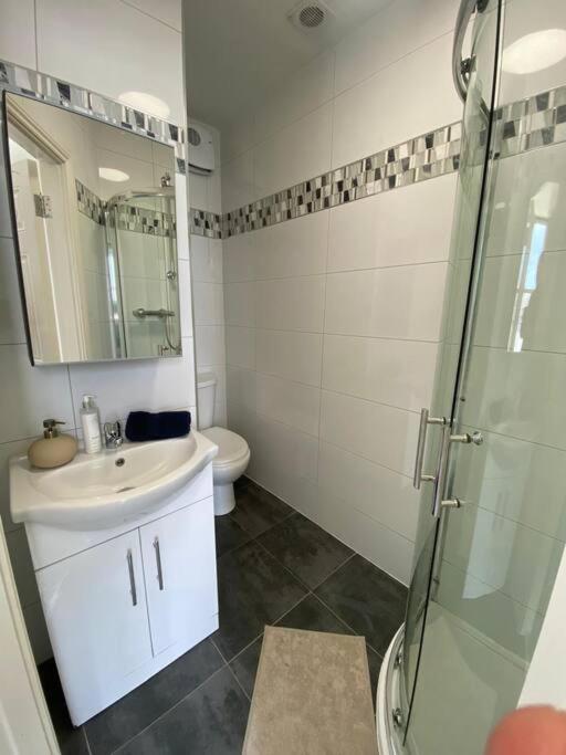 Deluxe Duplex Apartment Talbot St Sleeps 8