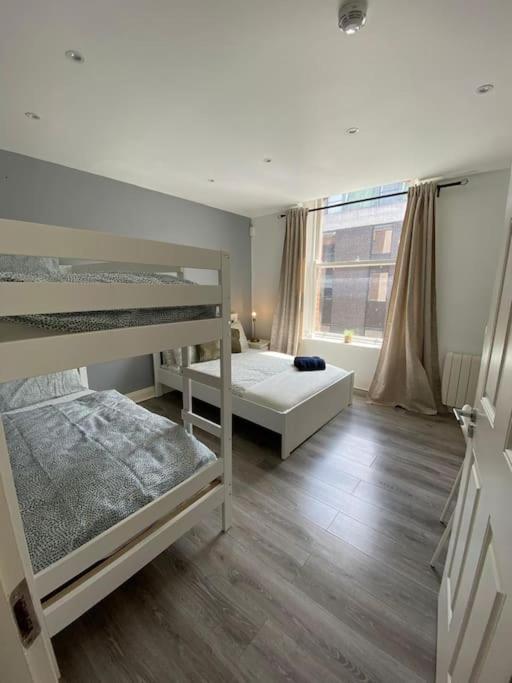 Deluxe Duplex Apartment Talbot St Sleeps 8