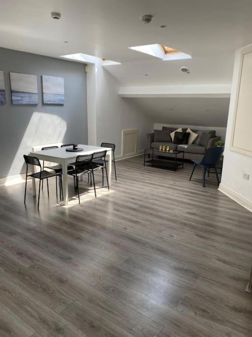 Deluxe Duplex Apartment Talbot St Sleeps 8