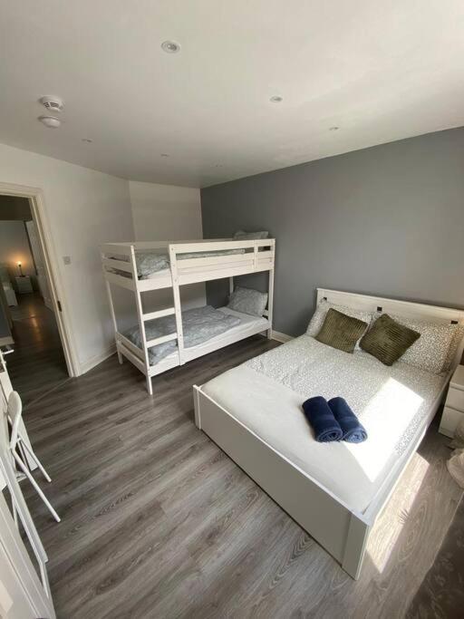 Deluxe Duplex Apartment Talbot St Sleeps 8