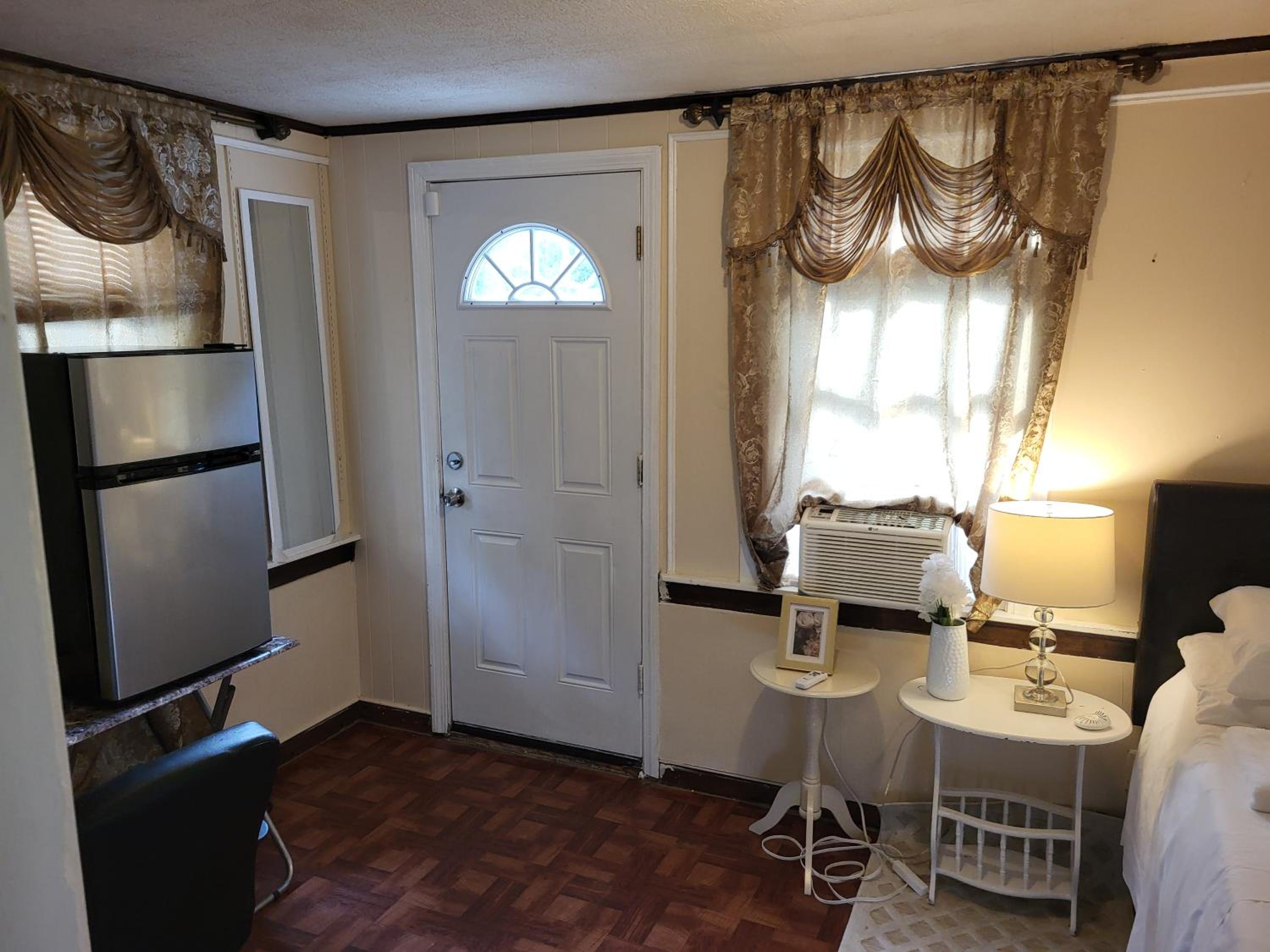 Queen-bed studio in a Quiet Area view 2