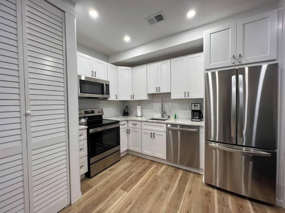 2BR Columbia Heights APT Walk 2 Metro & Shops photo 3